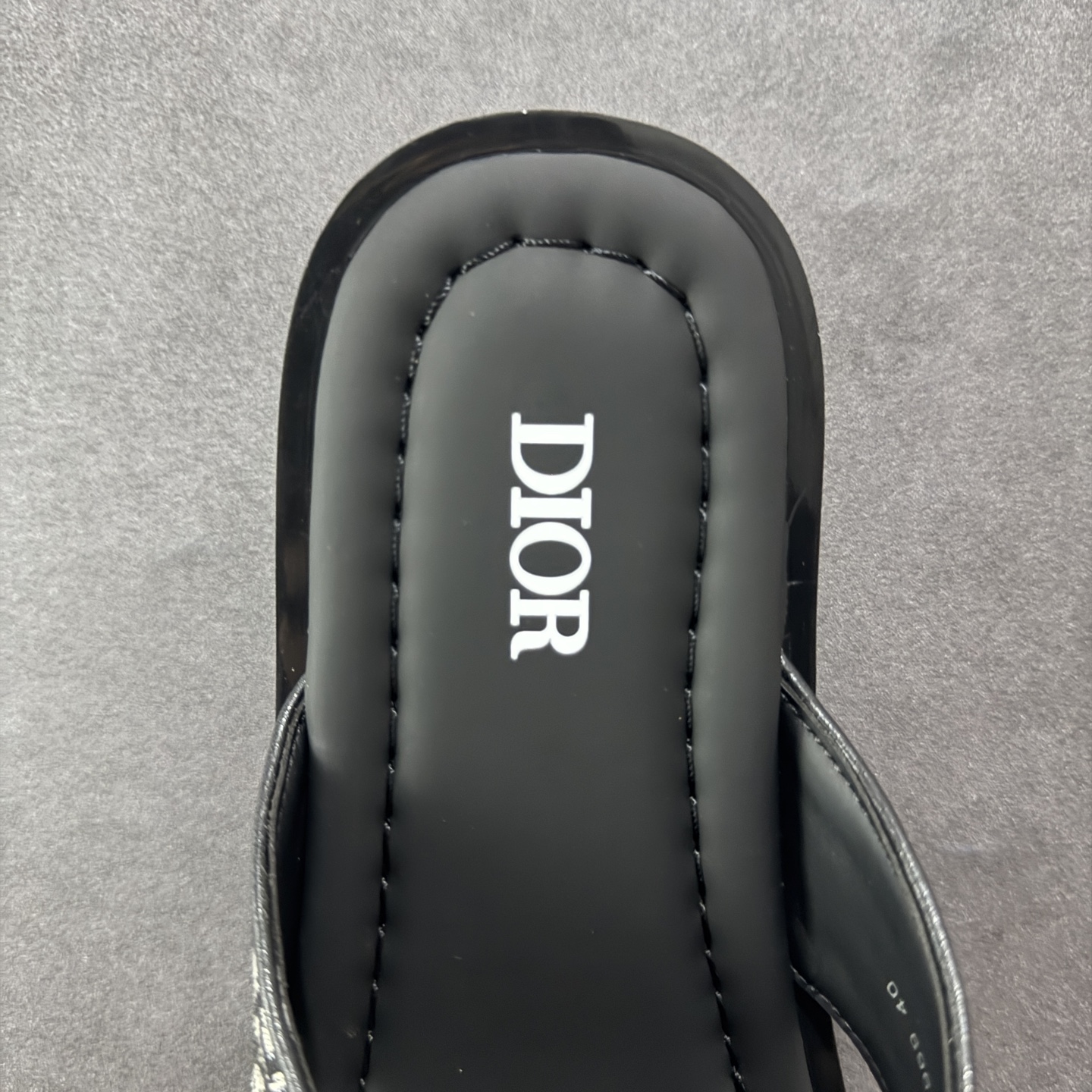 图片[7]-【外贸版】Dior迪奥Alias 小牛皮 圆头平底一字拖鞋 男款 米色拖鞋 凉鞋 原版购入开发 做货 这款 Dior Alias 凉鞋致敬运动风格经典标识，彰显 Dior 的高订精神。采用黑色橡胶精心制作，Oblique 印花鞋面，饰以同色调牛皮革细节提升格调。橡胶鞋底融入多种元素，饰以 Dior 标志更显精致，彰显未来主义风格。可与短裤或牛仔裤搭配穿着 尺码：39 40 41 42 43 44 45-选品中心