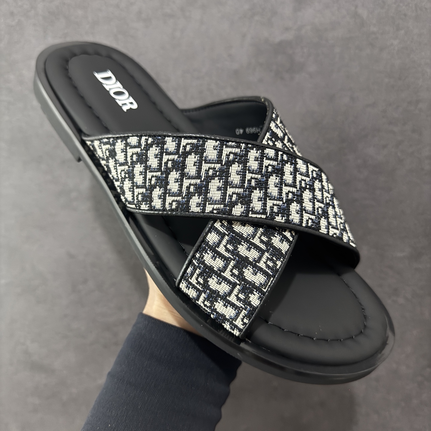 图片[3]-【外贸版】Dior迪奥Alias 小牛皮 圆头平底一字拖鞋 男款 米色拖鞋 凉鞋 原版购入开发 做货 这款 Dior Alias 凉鞋致敬运动风格经典标识，彰显 Dior 的高订精神。采用黑色橡胶精心制作，Oblique 印花鞋面，饰以同色调牛皮革细节提升格调。橡胶鞋底融入多种元素，饰以 Dior 标志更显精致，彰显未来主义风格。可与短裤或牛仔裤搭配穿着 尺码：39 40 41 42 43 44 45-选品中心