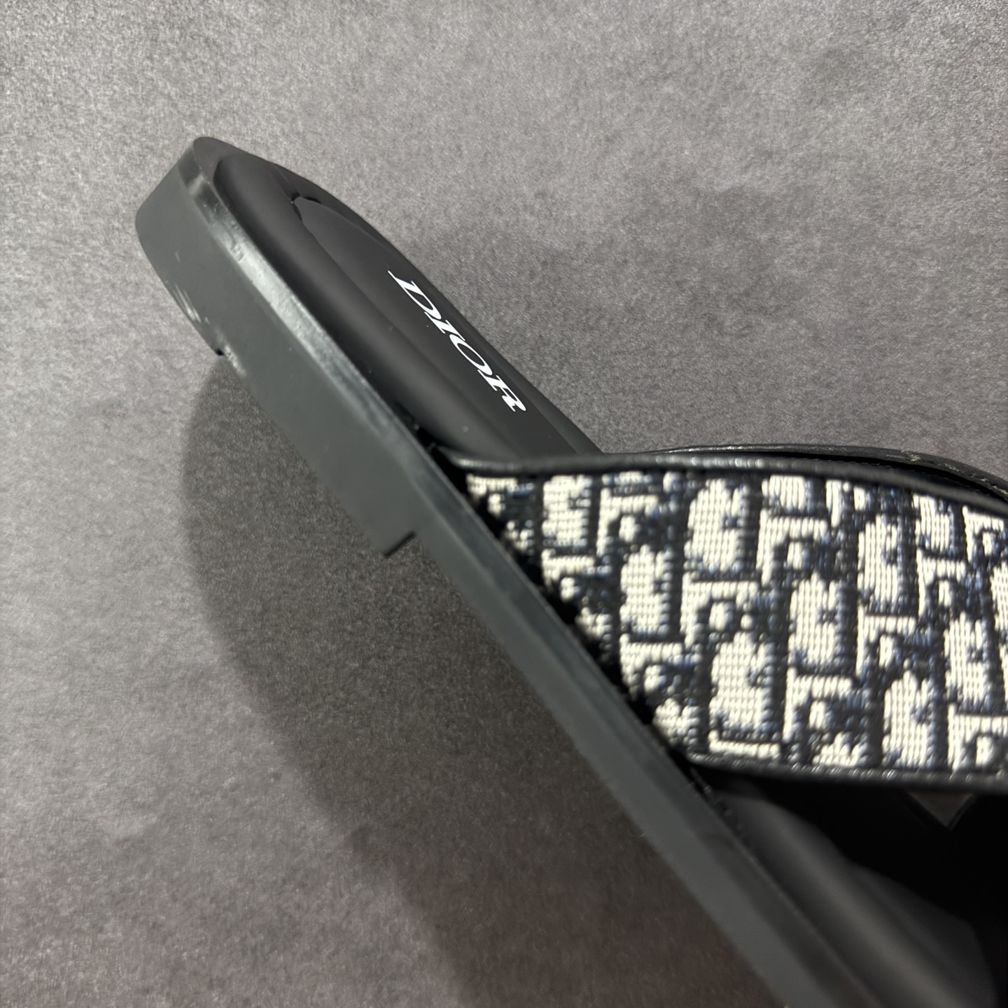 图片[6]-【外贸版】Dior迪奥Alias 小牛皮 圆头平底一字拖鞋 男款 米色拖鞋 凉鞋 原版购入开发 做货 这款 Dior Alias 凉鞋致敬运动风格经典标识，彰显 Dior 的高订精神。采用黑色橡胶精心制作，Oblique 印花鞋面，饰以同色调牛皮革细节提升格调。橡胶鞋底融入多种元素，饰以 Dior 标志更显精致，彰显未来主义风格。可与短裤或牛仔裤搭配穿着 尺码：39 40 41 42 43 44 45-选品中心