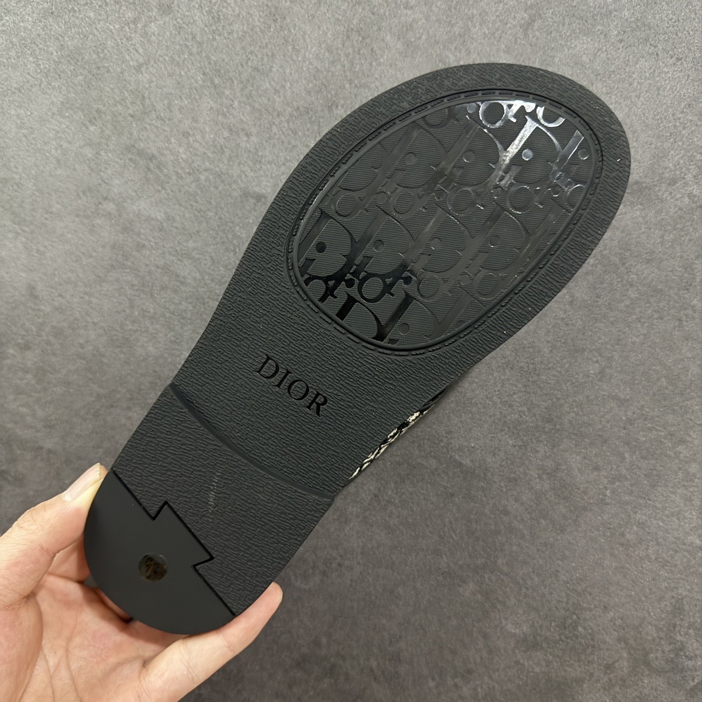 图片[9]-【外贸版】Dior迪奥Alias 小牛皮 圆头平底一字拖鞋 男款 米色拖鞋 凉鞋 原版购入开发 做货 这款 Dior Alias 凉鞋致敬运动风格经典标识，彰显 Dior 的高订精神。采用黑色橡胶精心制作，Oblique 印花鞋面，饰以同色调牛皮革细节提升格调。橡胶鞋底融入多种元素，饰以 Dior 标志更显精致，彰显未来主义风格。可与短裤或牛仔裤搭配穿着 尺码：39 40 41 42 43 44 45-选品中心