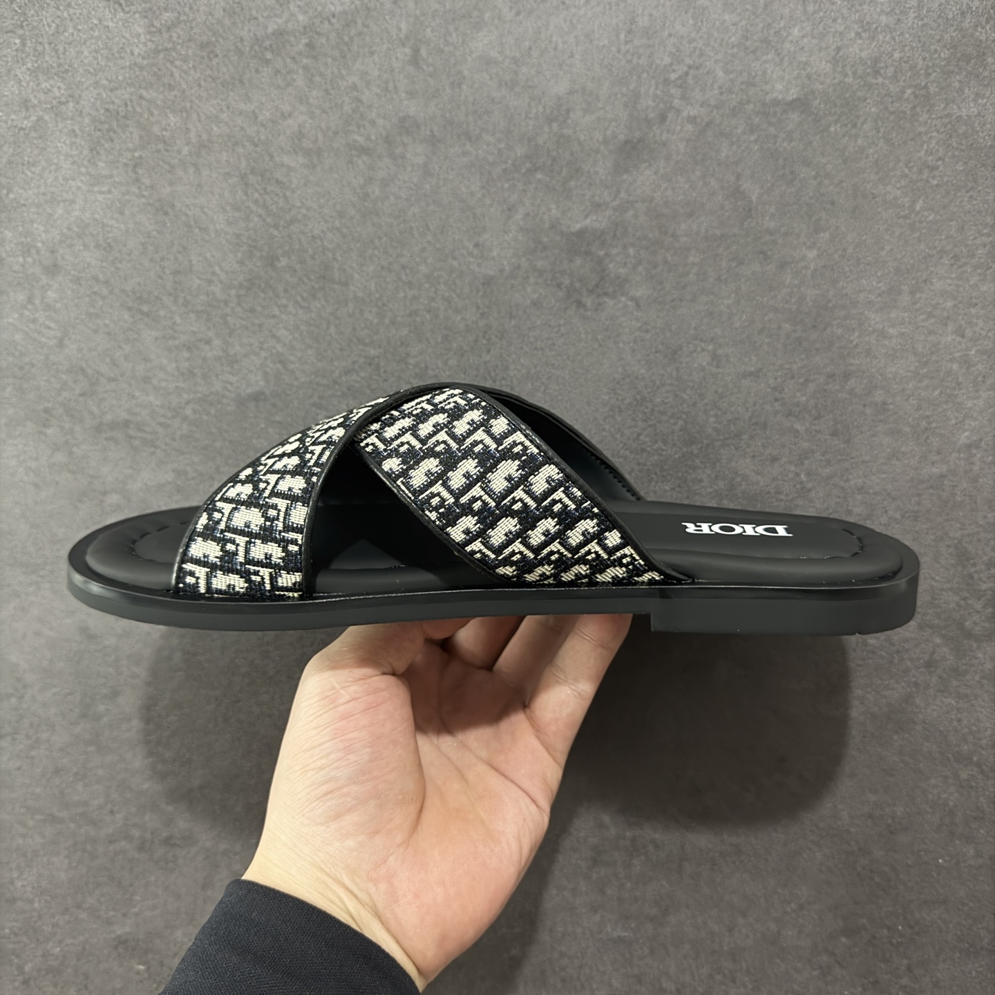 图片[2]-【外贸版】Dior迪奥Alias 小牛皮 圆头平底一字拖鞋 男款 米色拖鞋 凉鞋 原版购入开发 做货 这款 Dior Alias 凉鞋致敬运动风格经典标识，彰显 Dior 的高订精神。采用黑色橡胶精心制作，Oblique 印花鞋面，饰以同色调牛皮革细节提升格调。橡胶鞋底融入多种元素，饰以 Dior 标志更显精致，彰显未来主义风格。可与短裤或牛仔裤搭配穿着 尺码：39 40 41 42 43 44 45-选品中心