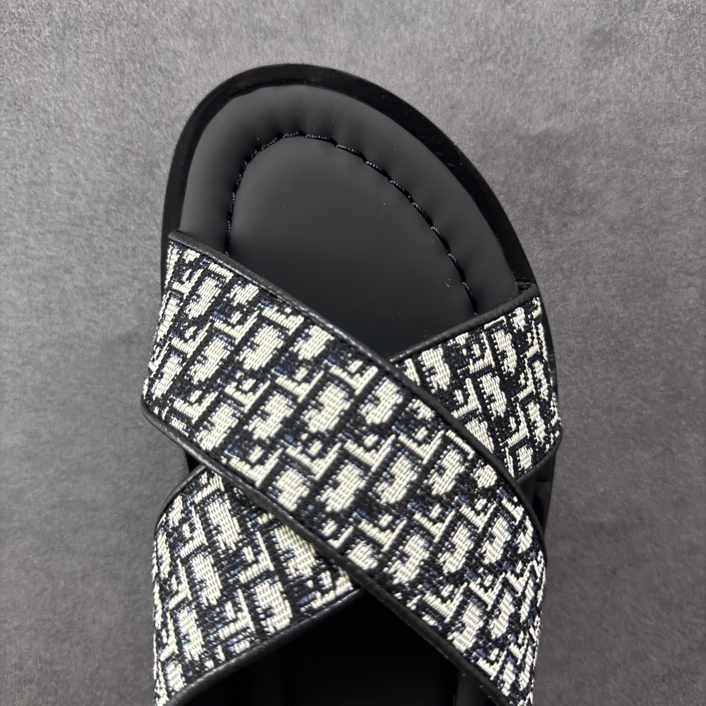 图片[8]-【外贸版】Dior迪奥Alias 小牛皮 圆头平底一字拖鞋 男款 米色拖鞋 凉鞋 原版购入开发 做货 这款 Dior Alias 凉鞋致敬运动风格经典标识，彰显 Dior 的高订精神。采用黑色橡胶精心制作，Oblique 印花鞋面，饰以同色调牛皮革细节提升格调。橡胶鞋底融入多种元素，饰以 Dior 标志更显精致，彰显未来主义风格。可与短裤或牛仔裤搭配穿着 尺码：39 40 41 42 43 44 45-选品中心