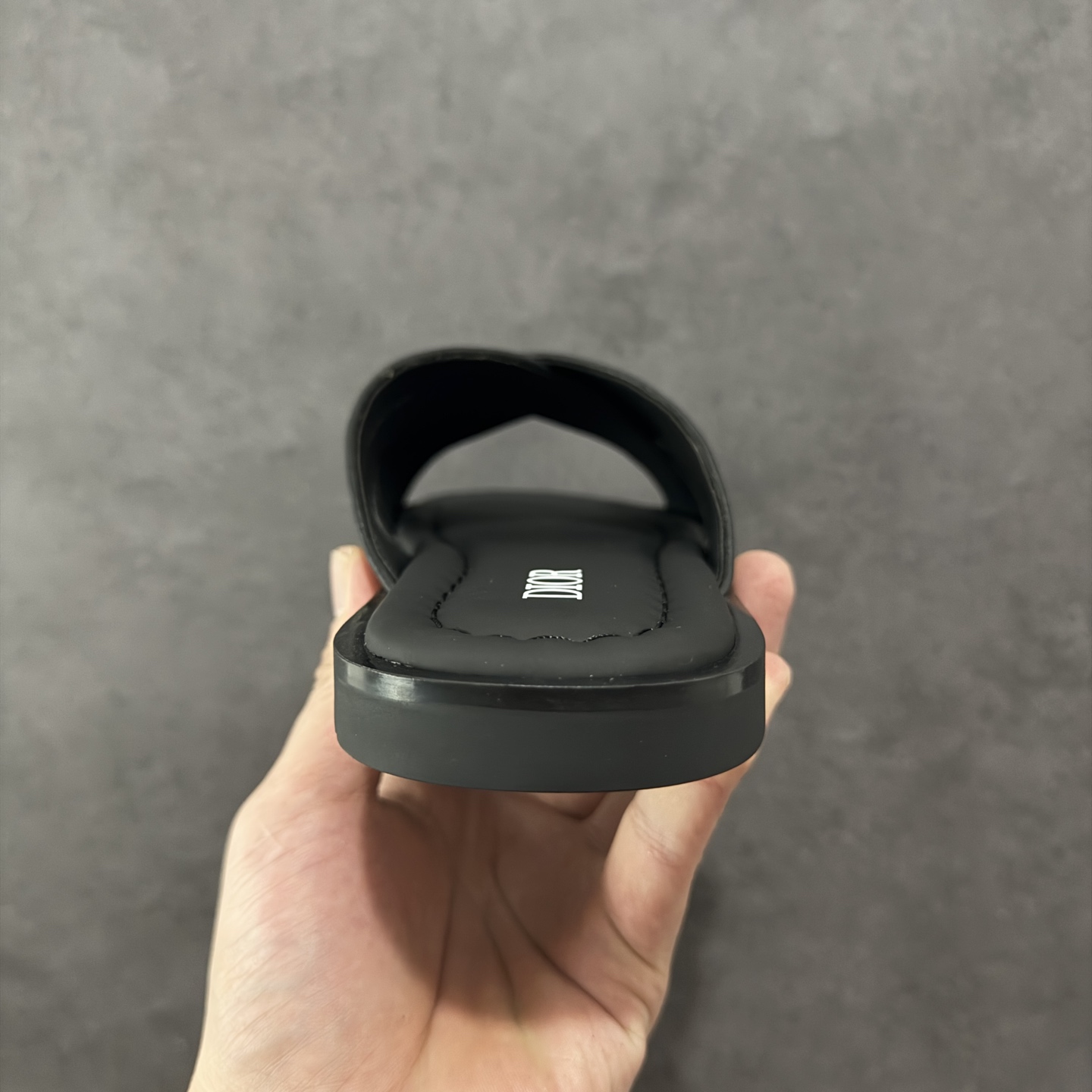 图片[4]-【外贸版】Dior迪奥Alias 小牛皮 圆头平底一字拖鞋 男款 米色拖鞋 凉鞋 原版购入开发 做货 这款 Dior Alias 凉鞋致敬运动风格经典标识，彰显 Dior 的高订精神。采用黑色橡胶精心制作，Oblique 印花鞋面，饰以同色调牛皮革细节提升格调。橡胶鞋底融入多种元素，饰以 Dior 标志更显精致，彰显未来主义风格。可与短裤或牛仔裤搭配穿着 尺码：39 40 41 42 43 44 45-选品中心