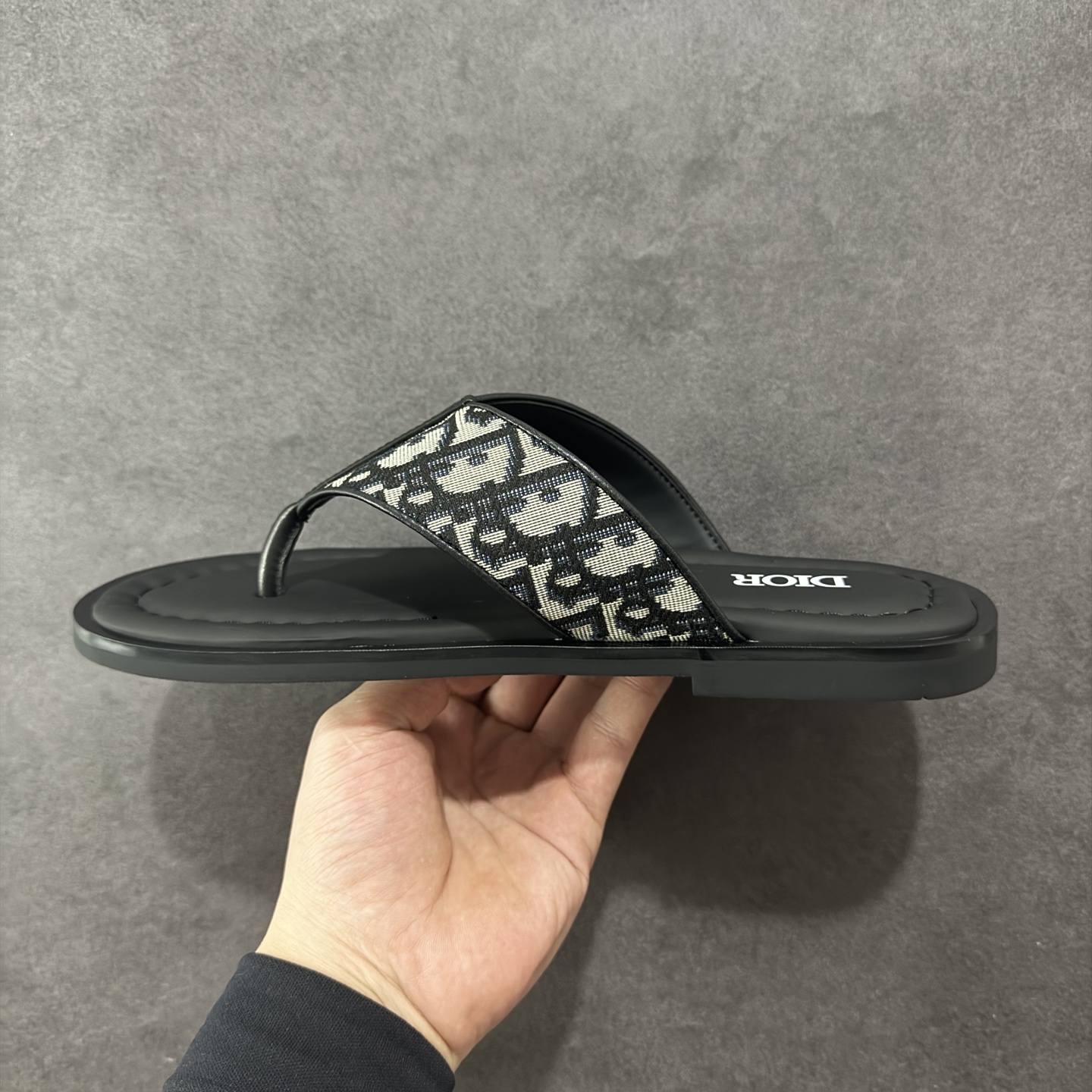 图片[2]-【外贸版】Dior迪奥Alias 小牛皮 圆头平底一字拖鞋 男款 米色拖鞋 凉鞋 原版购入开发 做货 这款 Dior Alias 凉鞋致敬运动风格经典标识，彰显 Dior 的高订精神。采用黑色橡胶精心制作，Oblique 印花鞋面，饰以同色调牛皮革细节提升格调。橡胶鞋底融入多种元素，饰以 Dior 标志更显精致，彰显未来主义风格。可与短裤或牛仔裤搭配穿着 尺码：39 40 41 42 43 44 45-选品中心