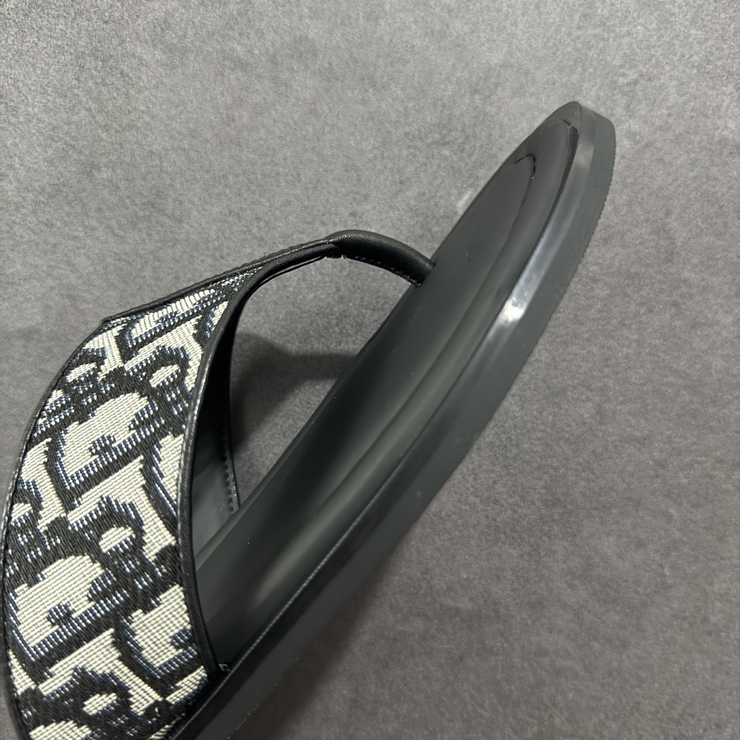 图片[5]-【外贸版】Dior迪奥Alias 小牛皮 圆头平底一字拖鞋 男款 米色拖鞋 凉鞋 原版购入开发 做货 这款 Dior Alias 凉鞋致敬运动风格经典标识，彰显 Dior 的高订精神。采用黑色橡胶精心制作，Oblique 印花鞋面，饰以同色调牛皮革细节提升格调。橡胶鞋底融入多种元素，饰以 Dior 标志更显精致，彰显未来主义风格。可与短裤或牛仔裤搭配穿着 尺码：39 40 41 42 43 44 45-选品中心