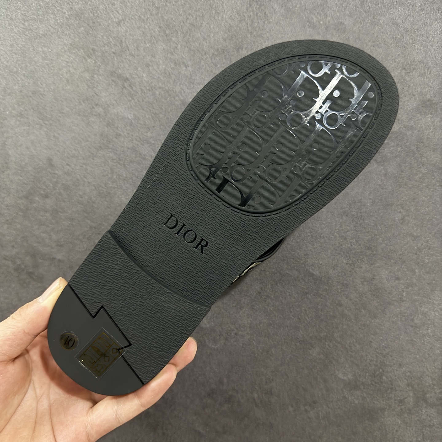 图片[9]-【外贸版】Dior迪奥Alias 小牛皮 圆头平底一字拖鞋 男款 米色拖鞋 凉鞋 原版购入开发 做货 这款 Dior Alias 凉鞋致敬运动风格经典标识，彰显 Dior 的高订精神。采用黑色橡胶精心制作，Oblique 印花鞋面，饰以同色调牛皮革细节提升格调。橡胶鞋底融入多种元素，饰以 Dior 标志更显精致，彰显未来主义风格。可与短裤或牛仔裤搭配穿着 尺码：39 40 41 42 43 44 45-选品中心