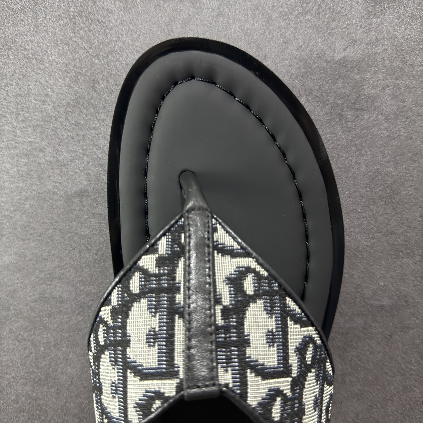 图片[8]-【外贸版】Dior迪奥Alias 小牛皮 圆头平底一字拖鞋 男款 米色拖鞋 凉鞋 原版购入开发 做货 这款 Dior Alias 凉鞋致敬运动风格经典标识，彰显 Dior 的高订精神。采用黑色橡胶精心制作，Oblique 印花鞋面，饰以同色调牛皮革细节提升格调。橡胶鞋底融入多种元素，饰以 Dior 标志更显精致，彰显未来主义风格。可与短裤或牛仔裤搭配穿着 尺码：39 40 41 42 43 44 45-选品中心