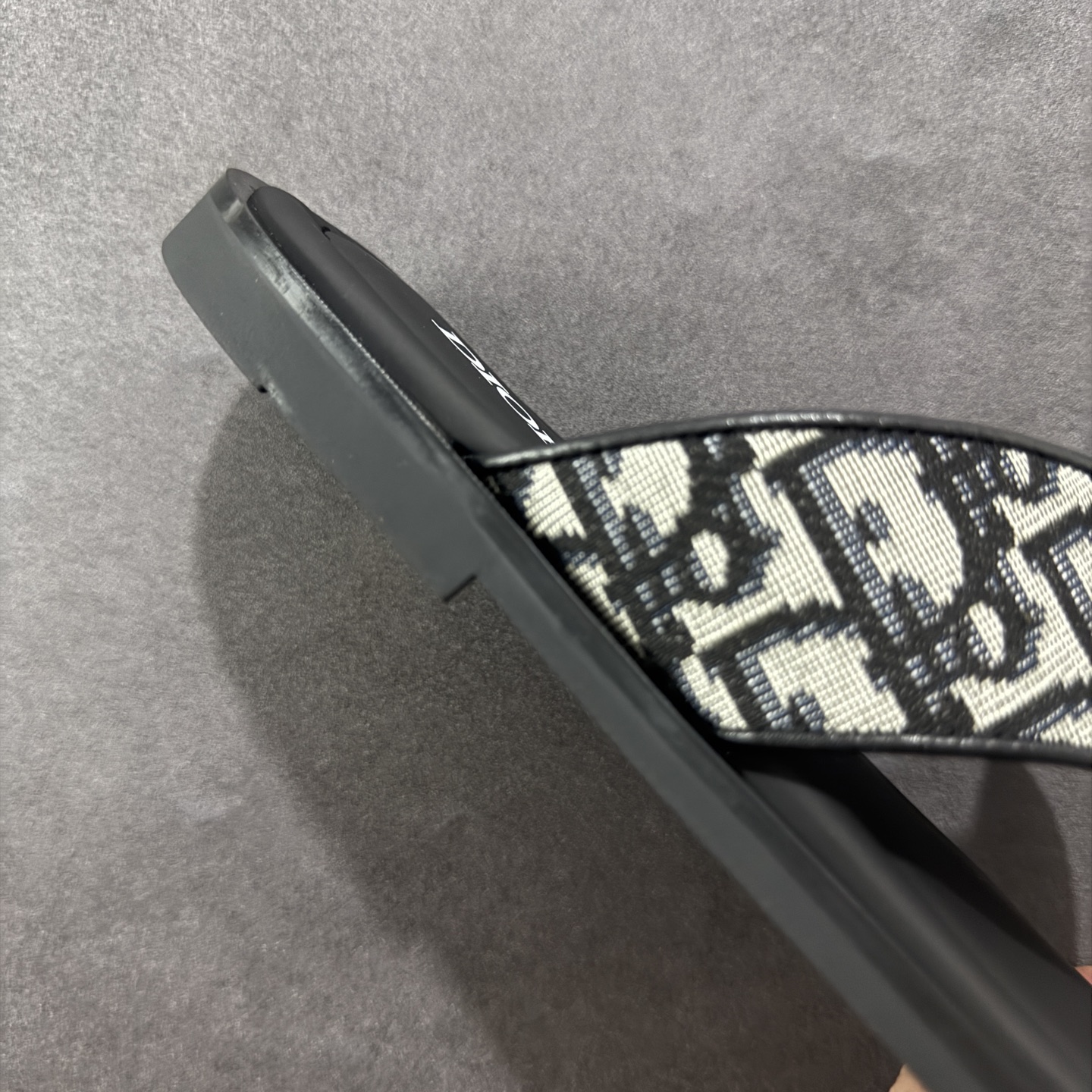 图片[6]-【外贸版】Dior迪奥Alias 小牛皮 圆头平底一字拖鞋 男款 米色拖鞋 凉鞋 原版购入开发 做货 这款 Dior Alias 凉鞋致敬运动风格经典标识，彰显 Dior 的高订精神。采用黑色橡胶精心制作，Oblique 印花鞋面，饰以同色调牛皮革细节提升格调。橡胶鞋底融入多种元素，饰以 Dior 标志更显精致，彰显未来主义风格。可与短裤或牛仔裤搭配穿着 尺码：39 40 41 42 43 44 45-选品中心