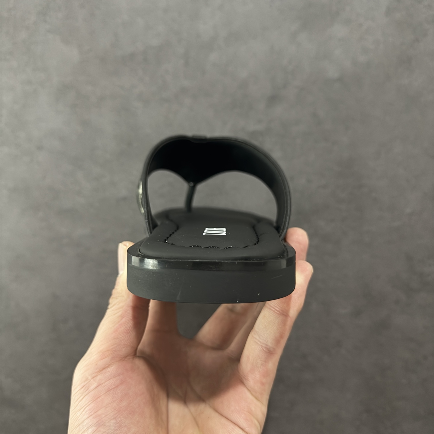 图片[4]-【外贸版】Dior迪奥Alias 小牛皮 圆头平底一字拖鞋 男款 米色拖鞋 凉鞋 原版购入开发 做货 这款 Dior Alias 凉鞋致敬运动风格经典标识，彰显 Dior 的高订精神。采用黑色橡胶精心制作，Oblique 印花鞋面，饰以同色调牛皮革细节提升格调。橡胶鞋底融入多种元素，饰以 Dior 标志更显精致，彰显未来主义风格。可与短裤或牛仔裤搭配穿着 尺码：39 40 41 42 43 44 45-选品中心