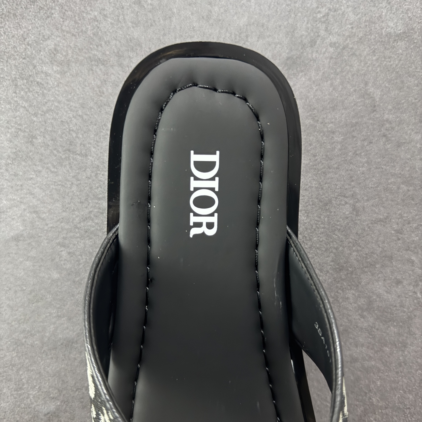 图片[7]-【外贸版】Dior迪奥Alias 小牛皮 圆头平底一字拖鞋 男款 米色拖鞋 凉鞋 原版购入开发 做货 这款 Dior Alias 凉鞋致敬运动风格经典标识，彰显 Dior 的高订精神。采用黑色橡胶精心制作，Oblique 印花鞋面，饰以同色调牛皮革细节提升格调。橡胶鞋底融入多种元素，饰以 Dior 标志更显精致，彰显未来主义风格。可与短裤或牛仔裤搭配穿着 尺码：39 40 41 42 43 44 45-选品中心