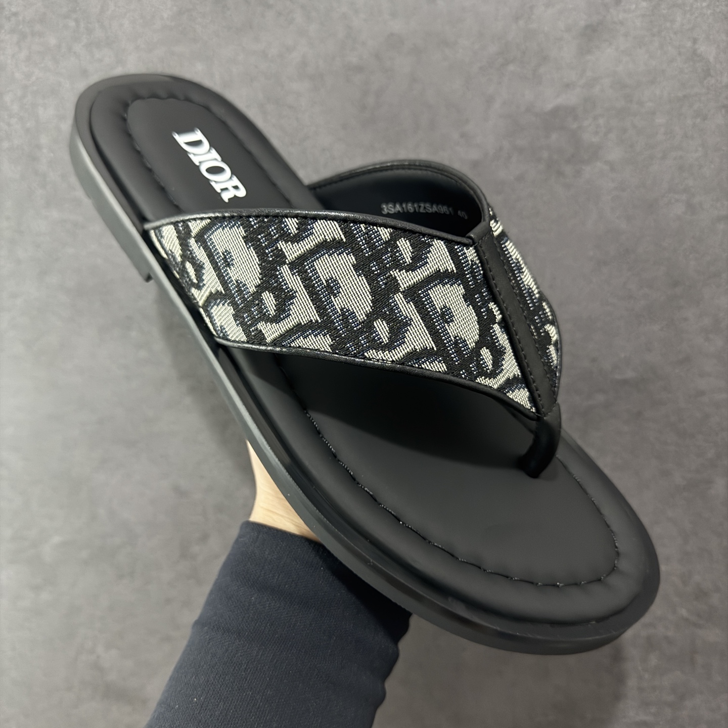 图片[3]-【外贸版】Dior迪奥Alias 小牛皮 圆头平底一字拖鞋 男款 米色拖鞋 凉鞋 原版购入开发 做货 这款 Dior Alias 凉鞋致敬运动风格经典标识，彰显 Dior 的高订精神。采用黑色橡胶精心制作，Oblique 印花鞋面，饰以同色调牛皮革细节提升格调。橡胶鞋底融入多种元素，饰以 Dior 标志更显精致，彰显未来主义风格。可与短裤或牛仔裤搭配穿着 尺码：39 40 41 42 43 44 45-选品中心