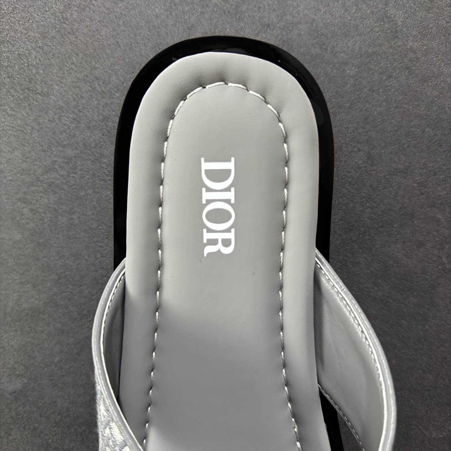 图片[7]-【外贸版】Dior迪奥Alias 小牛皮 圆头平底一字拖鞋 男款 米色拖鞋 凉鞋 原版购入开发 做货 这款 Dior Alias 凉鞋致敬运动风格经典标识，彰显 Dior 的高订精神。采用黑色橡胶精心制作，Oblique 印花鞋面，饰以同色调牛皮革细节提升格调。橡胶鞋底融入多种元素，饰以 Dior 标志更显精致，彰显未来主义风格。可与短裤或牛仔裤搭配穿着 尺码：39 40 41 42 43 44 45-选品中心