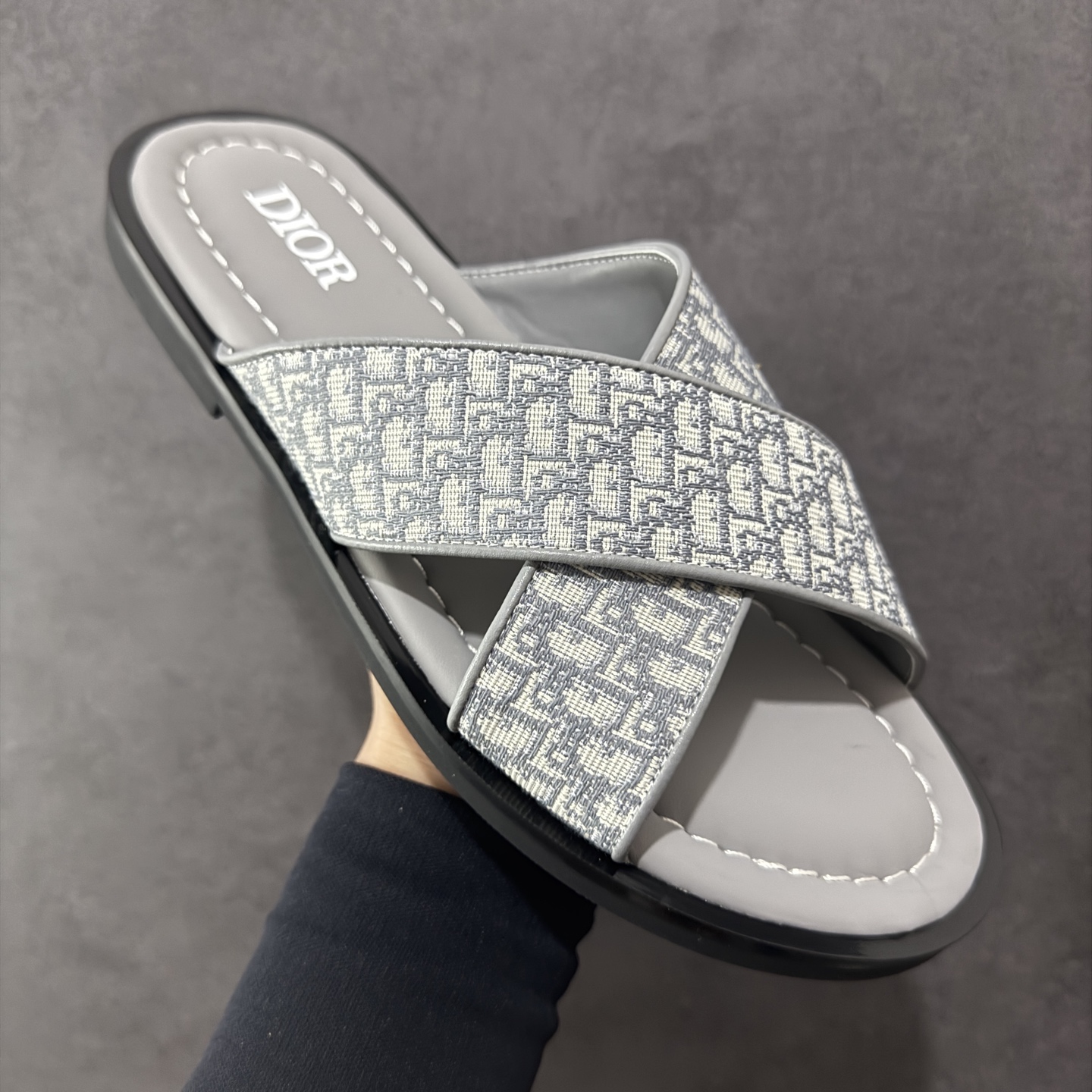 图片[3]-【外贸版】Dior迪奥Alias 小牛皮 圆头平底一字拖鞋 男款 米色拖鞋 凉鞋 原版购入开发 做货 这款 Dior Alias 凉鞋致敬运动风格经典标识，彰显 Dior 的高订精神。采用黑色橡胶精心制作，Oblique 印花鞋面，饰以同色调牛皮革细节提升格调。橡胶鞋底融入多种元素，饰以 Dior 标志更显精致，彰显未来主义风格。可与短裤或牛仔裤搭配穿着 尺码：39 40 41 42 43 44 45-选品中心