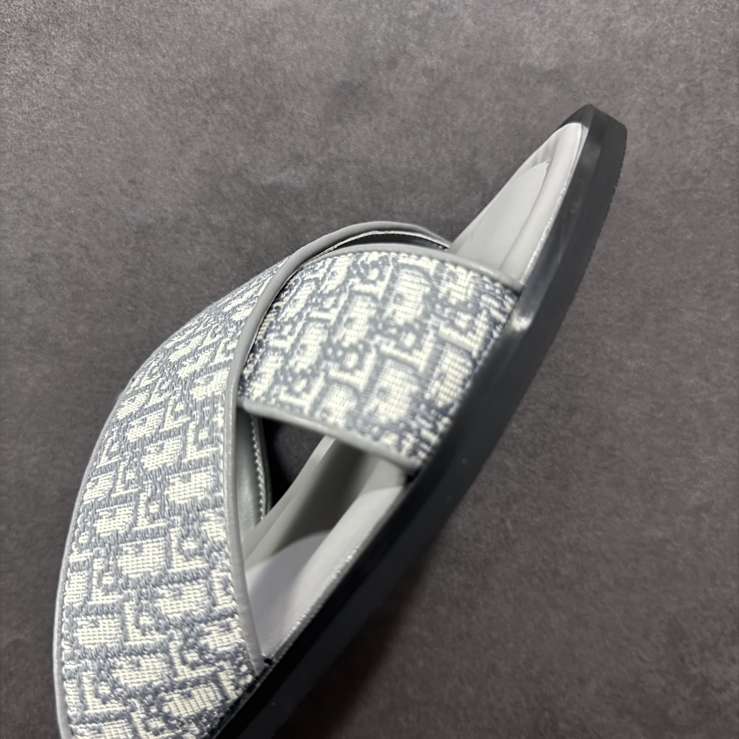 图片[5]-【外贸版】Dior迪奥Alias 小牛皮 圆头平底一字拖鞋 男款 米色拖鞋 凉鞋 原版购入开发 做货 这款 Dior Alias 凉鞋致敬运动风格经典标识，彰显 Dior 的高订精神。采用黑色橡胶精心制作，Oblique 印花鞋面，饰以同色调牛皮革细节提升格调。橡胶鞋底融入多种元素，饰以 Dior 标志更显精致，彰显未来主义风格。可与短裤或牛仔裤搭配穿着 尺码：39 40 41 42 43 44 45-选品中心