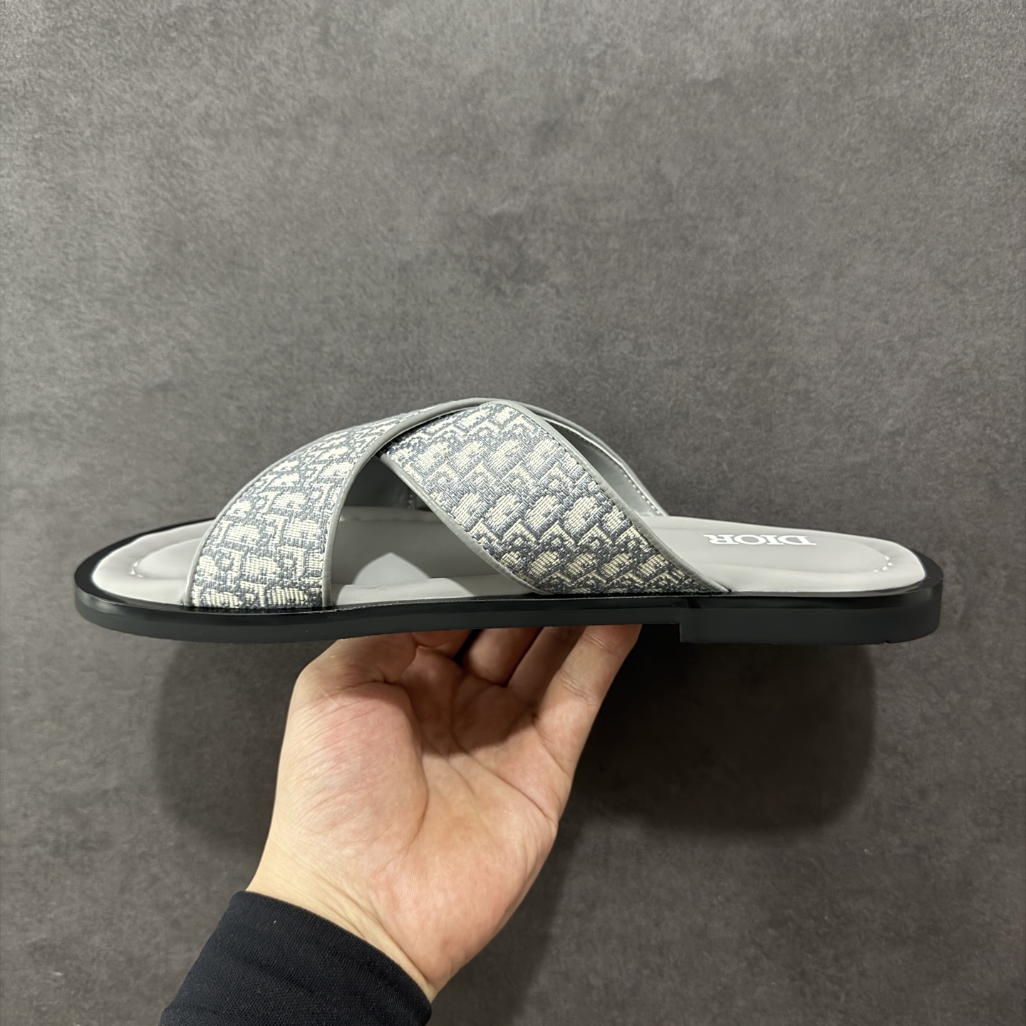 图片[2]-【外贸版】Dior迪奥Alias 小牛皮 圆头平底一字拖鞋 男款 米色拖鞋 凉鞋 原版购入开发 做货 这款 Dior Alias 凉鞋致敬运动风格经典标识，彰显 Dior 的高订精神。采用黑色橡胶精心制作，Oblique 印花鞋面，饰以同色调牛皮革细节提升格调。橡胶鞋底融入多种元素，饰以 Dior 标志更显精致，彰显未来主义风格。可与短裤或牛仔裤搭配穿着 尺码：39 40 41 42 43 44 45-选品中心