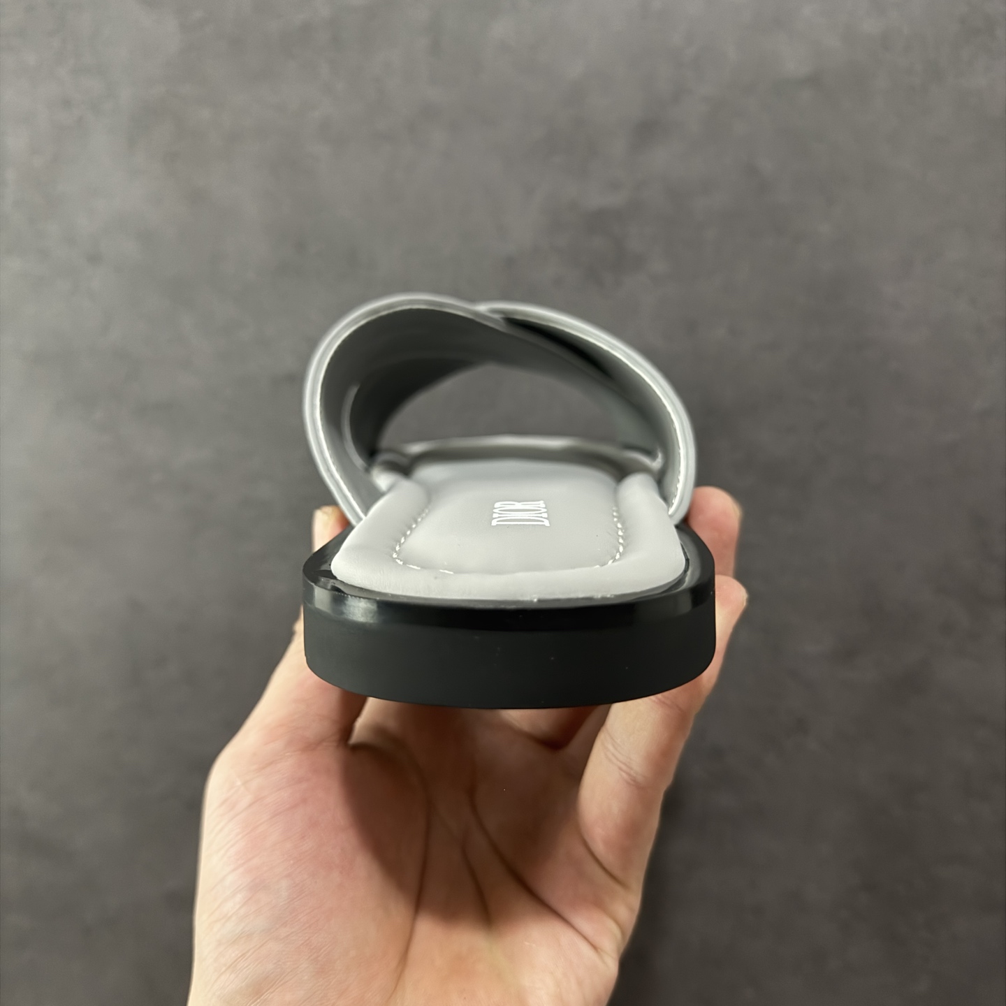 图片[4]-【外贸版】Dior迪奥Alias 小牛皮 圆头平底一字拖鞋 男款 米色拖鞋 凉鞋 原版购入开发 做货 这款 Dior Alias 凉鞋致敬运动风格经典标识，彰显 Dior 的高订精神。采用黑色橡胶精心制作，Oblique 印花鞋面，饰以同色调牛皮革细节提升格调。橡胶鞋底融入多种元素，饰以 Dior 标志更显精致，彰显未来主义风格。可与短裤或牛仔裤搭配穿着 尺码：39 40 41 42 43 44 45-选品中心