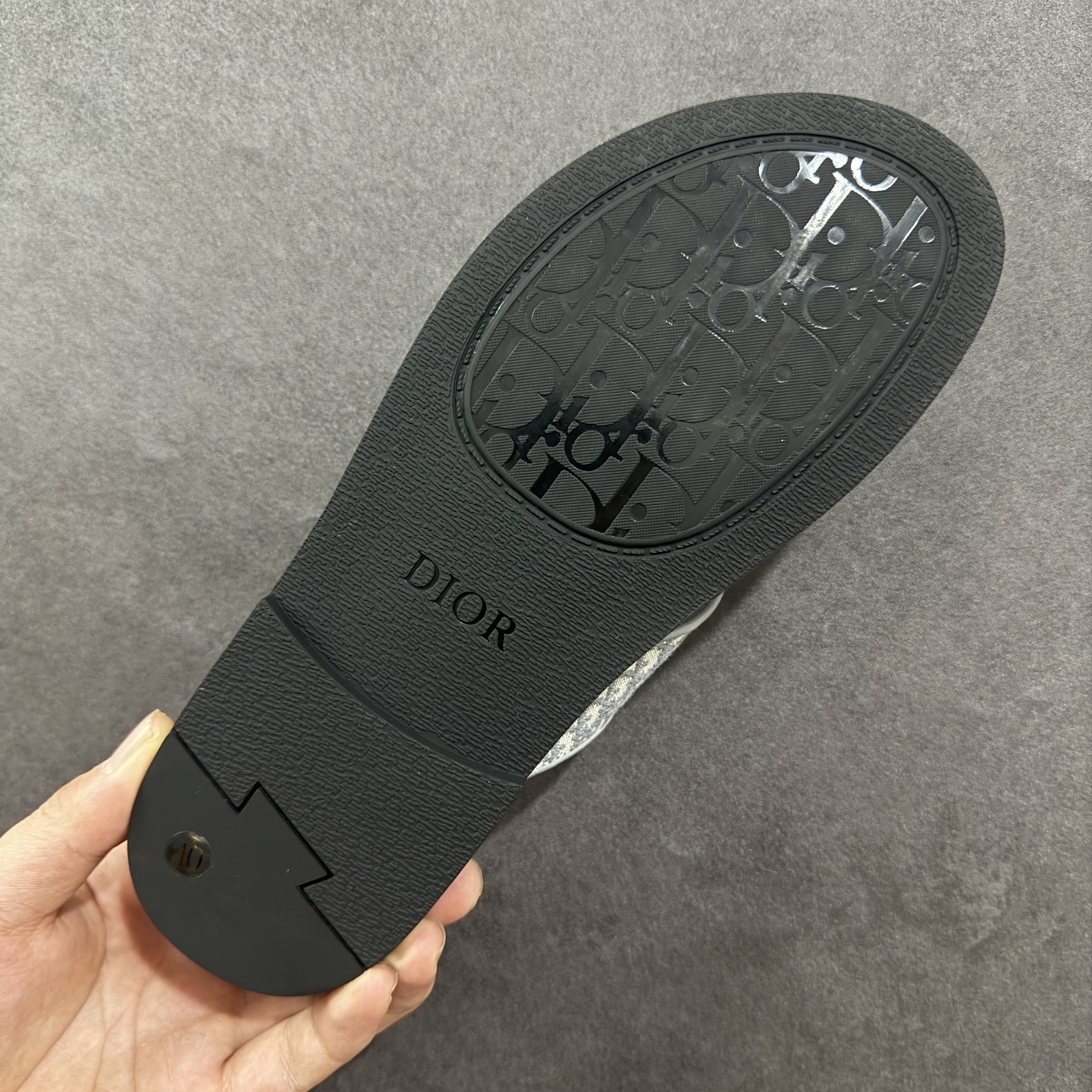 图片[9]-【外贸版】Dior迪奥Alias 小牛皮 圆头平底一字拖鞋 男款 米色拖鞋 凉鞋 原版购入开发 做货 这款 Dior Alias 凉鞋致敬运动风格经典标识，彰显 Dior 的高订精神。采用黑色橡胶精心制作，Oblique 印花鞋面，饰以同色调牛皮革细节提升格调。橡胶鞋底融入多种元素，饰以 Dior 标志更显精致，彰显未来主义风格。可与短裤或牛仔裤搭配穿着 尺码：39 40 41 42 43 44 45-选品中心