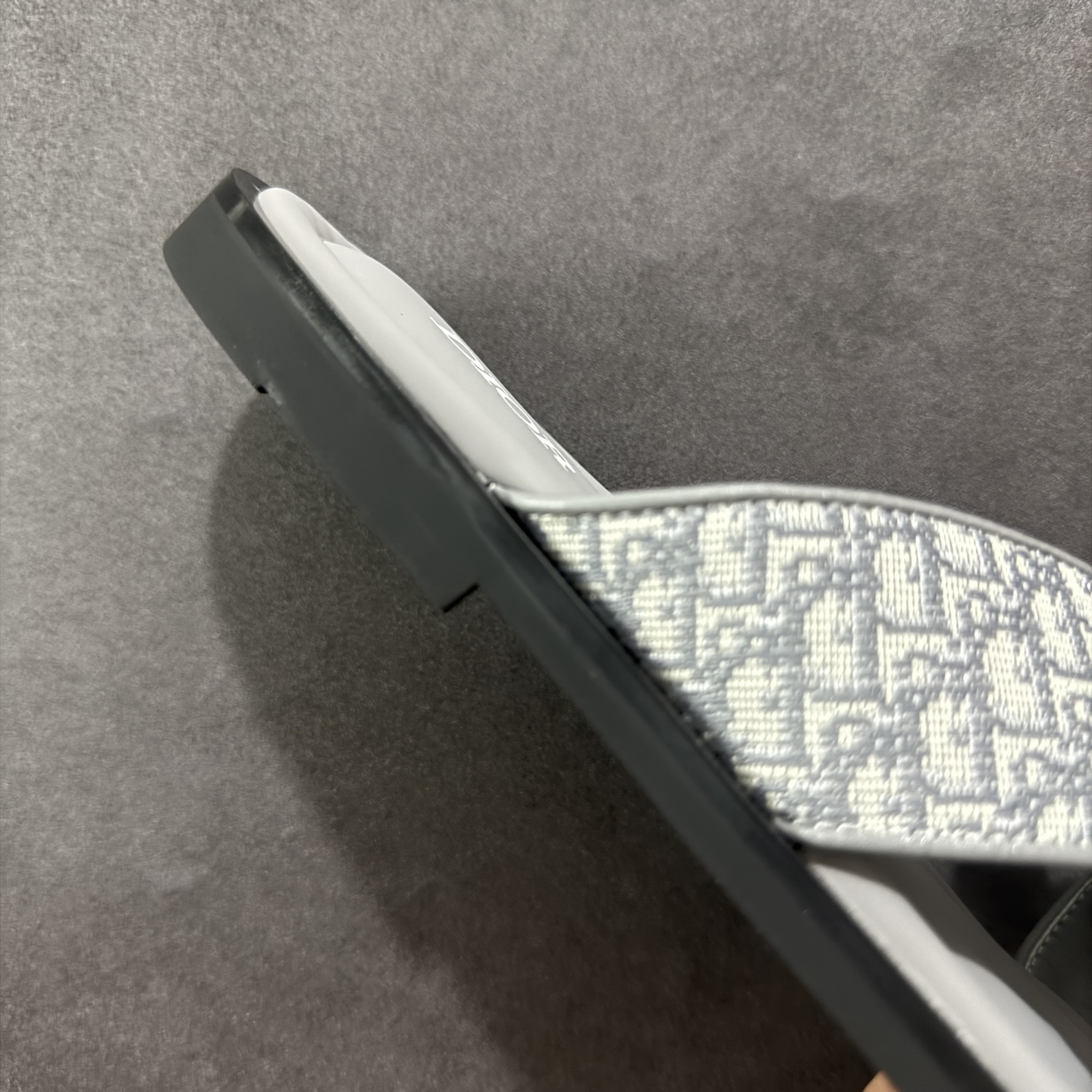 图片[6]-【外贸版】Dior迪奥Alias 小牛皮 圆头平底一字拖鞋 男款 米色拖鞋 凉鞋 原版购入开发 做货 这款 Dior Alias 凉鞋致敬运动风格经典标识，彰显 Dior 的高订精神。采用黑色橡胶精心制作，Oblique 印花鞋面，饰以同色调牛皮革细节提升格调。橡胶鞋底融入多种元素，饰以 Dior 标志更显精致，彰显未来主义风格。可与短裤或牛仔裤搭配穿着 尺码：39 40 41 42 43 44 45-选品中心