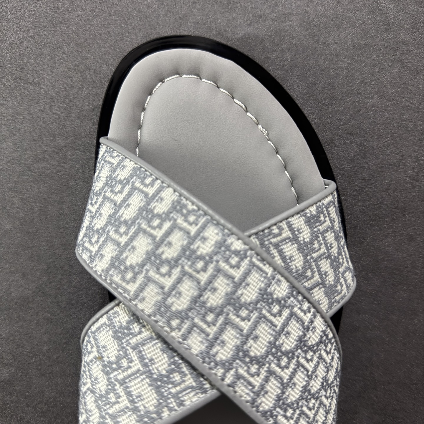 图片[8]-【外贸版】Dior迪奥Alias 小牛皮 圆头平底一字拖鞋 男款 米色拖鞋 凉鞋 原版购入开发 做货 这款 Dior Alias 凉鞋致敬运动风格经典标识，彰显 Dior 的高订精神。采用黑色橡胶精心制作，Oblique 印花鞋面，饰以同色调牛皮革细节提升格调。橡胶鞋底融入多种元素，饰以 Dior 标志更显精致，彰显未来主义风格。可与短裤或牛仔裤搭配穿着 尺码：39 40 41 42 43 44 45-选品中心