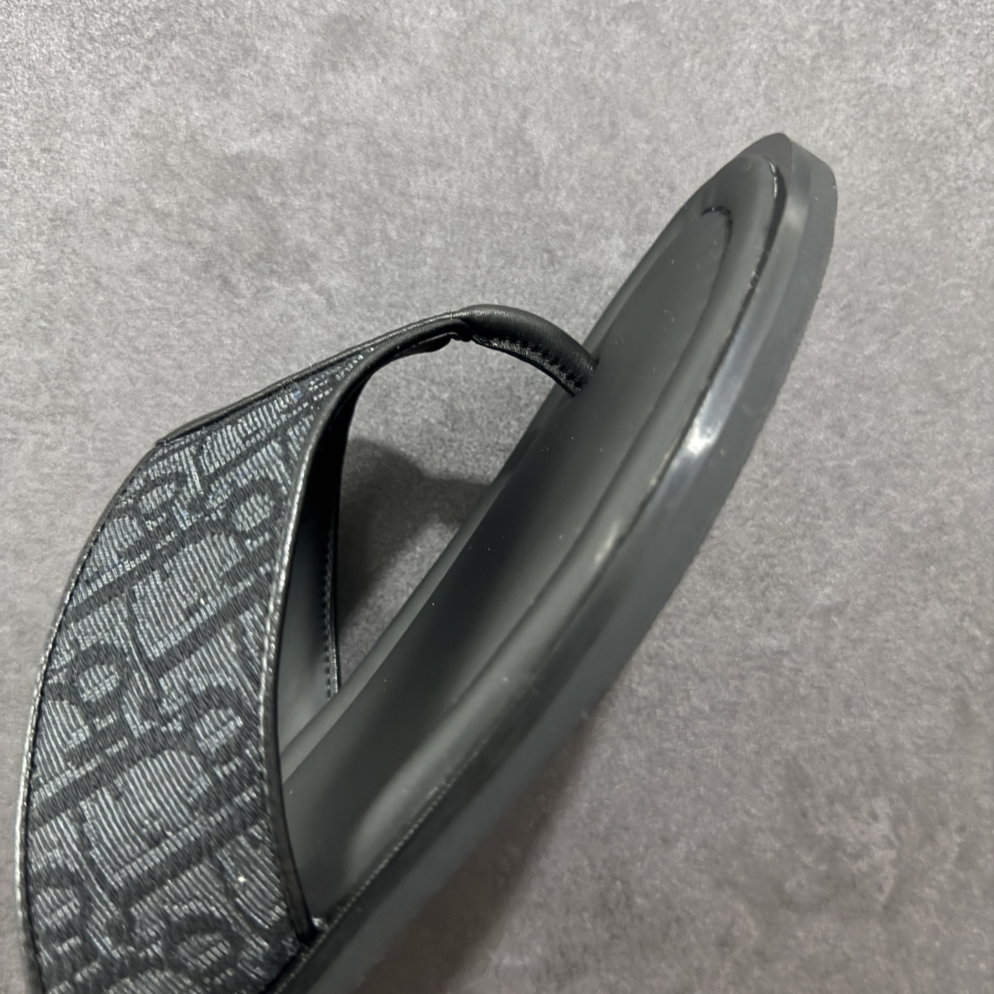 图片[5]-【外贸版】Dior迪奥Alias 小牛皮 圆头平底一字拖鞋 男款 米色拖鞋 凉鞋 原版购入开发 做货 这款 Dior Alias 凉鞋致敬运动风格经典标识，彰显 Dior 的高订精神。采用黑色橡胶精心制作，Oblique 印花鞋面，饰以同色调牛皮革细节提升格调。橡胶鞋底融入多种元素，饰以 Dior 标志更显精致，彰显未来主义风格。可与短裤或牛仔裤搭配穿着 尺码：39 40 41 42 43 44 45-选品中心