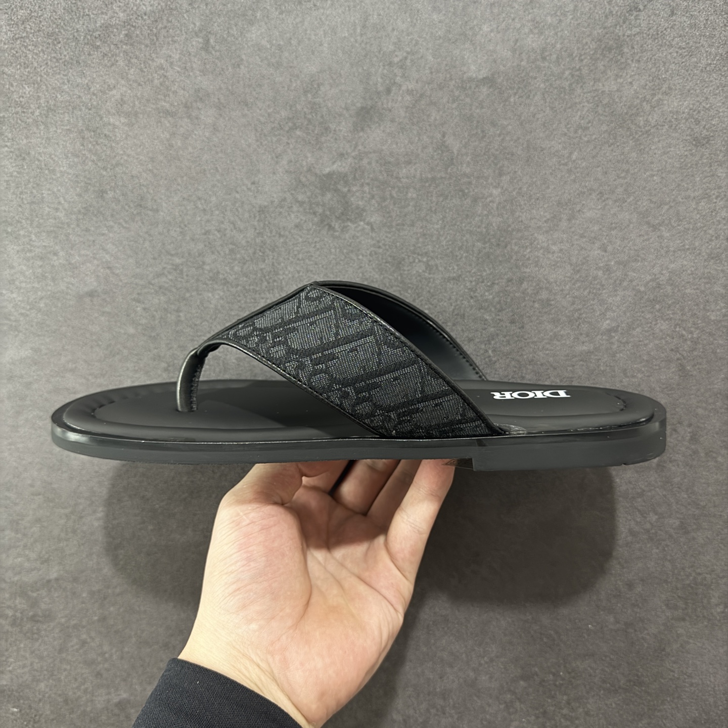 图片[2]-【外贸版】Dior迪奥Alias 小牛皮 圆头平底一字拖鞋 男款 米色拖鞋 凉鞋 原版购入开发 做货 这款 Dior Alias 凉鞋致敬运动风格经典标识，彰显 Dior 的高订精神。采用黑色橡胶精心制作，Oblique 印花鞋面，饰以同色调牛皮革细节提升格调。橡胶鞋底融入多种元素，饰以 Dior 标志更显精致，彰显未来主义风格。可与短裤或牛仔裤搭配穿着 尺码：39 40 41 42 43 44 45-选品中心