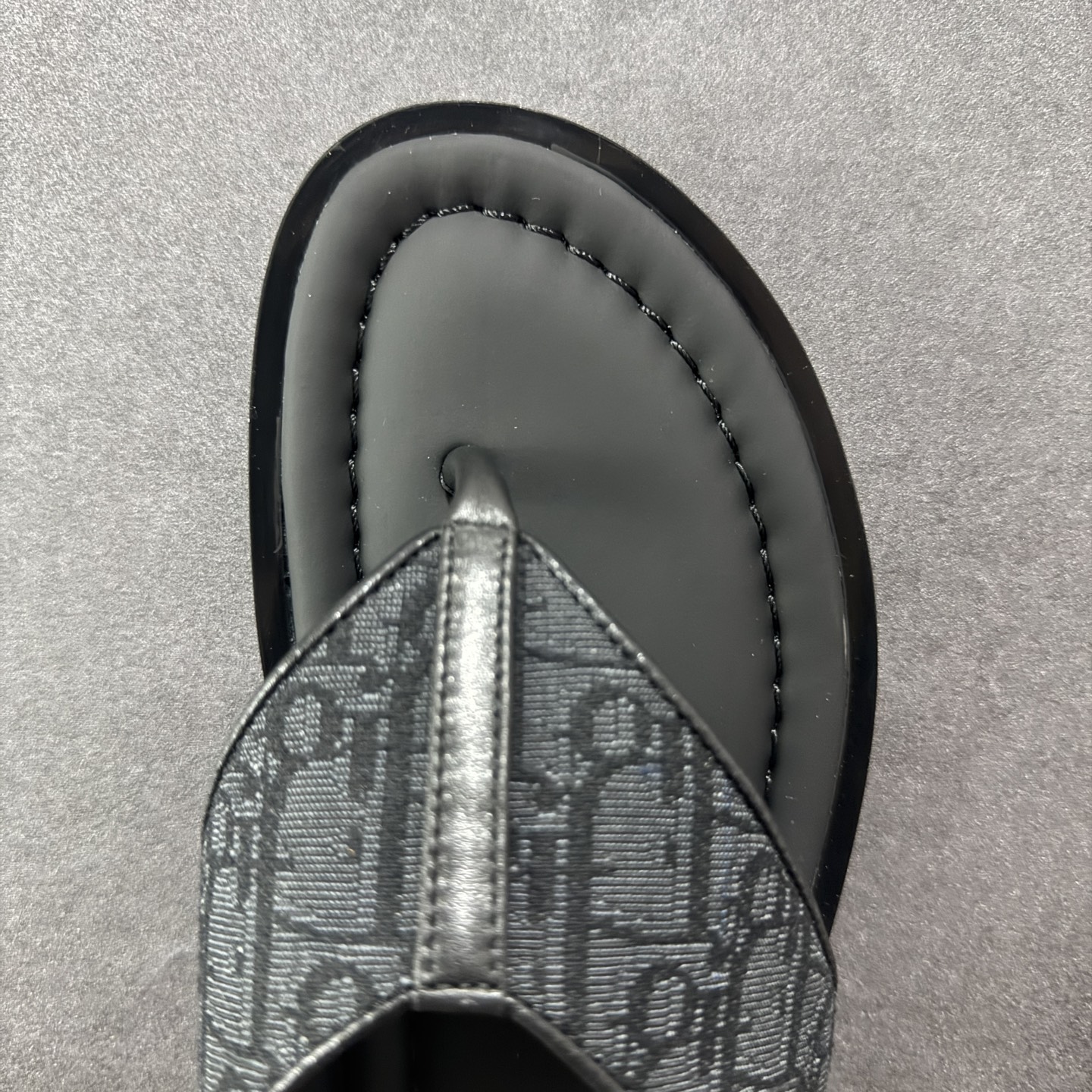 图片[8]-【外贸版】Dior迪奥Alias 小牛皮 圆头平底一字拖鞋 男款 米色拖鞋 凉鞋 原版购入开发 做货 这款 Dior Alias 凉鞋致敬运动风格经典标识，彰显 Dior 的高订精神。采用黑色橡胶精心制作，Oblique 印花鞋面，饰以同色调牛皮革细节提升格调。橡胶鞋底融入多种元素，饰以 Dior 标志更显精致，彰显未来主义风格。可与短裤或牛仔裤搭配穿着 尺码：39 40 41 42 43 44 45-选品中心