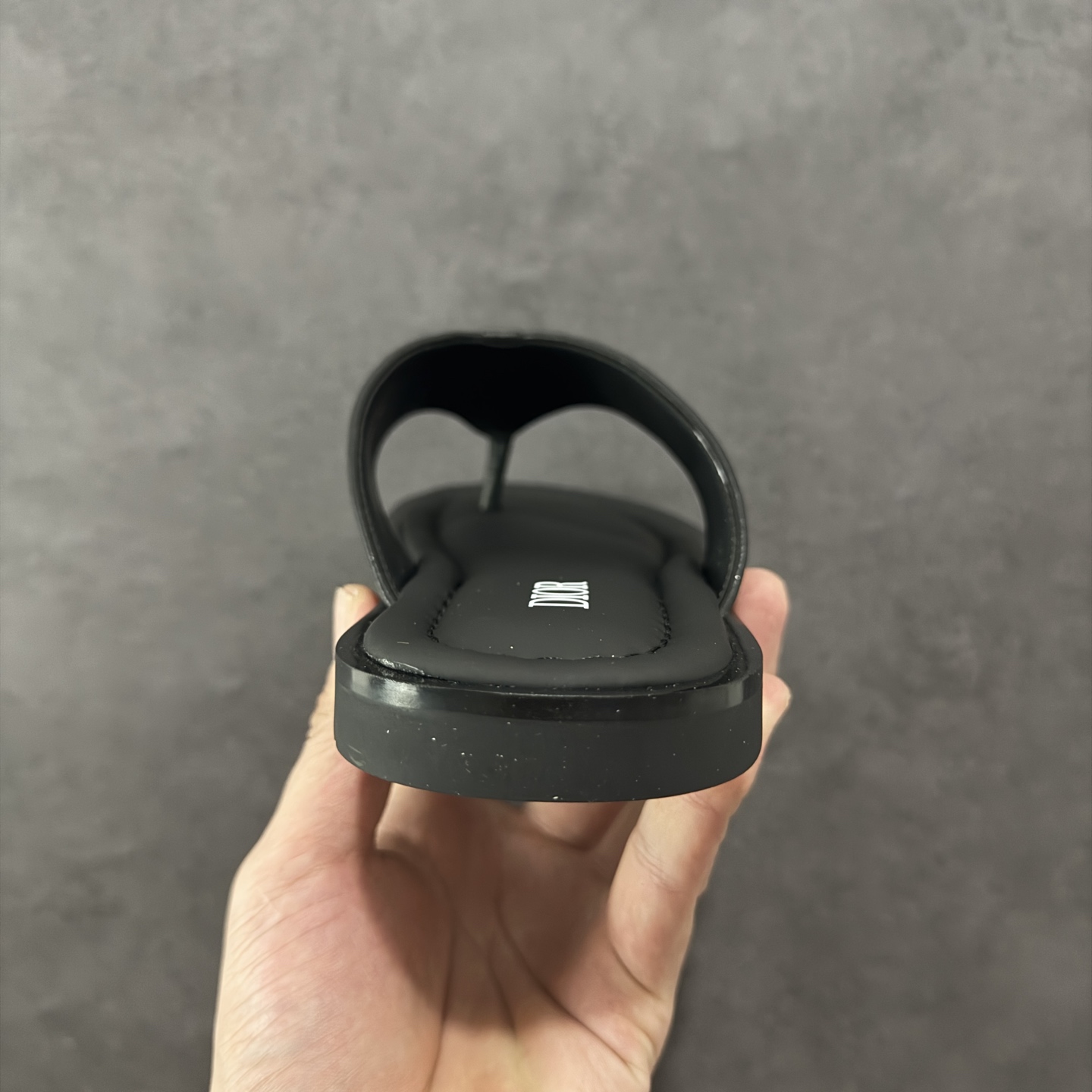 图片[4]-【外贸版】Dior迪奥Alias 小牛皮 圆头平底一字拖鞋 男款 米色拖鞋 凉鞋 原版购入开发 做货 这款 Dior Alias 凉鞋致敬运动风格经典标识，彰显 Dior 的高订精神。采用黑色橡胶精心制作，Oblique 印花鞋面，饰以同色调牛皮革细节提升格调。橡胶鞋底融入多种元素，饰以 Dior 标志更显精致，彰显未来主义风格。可与短裤或牛仔裤搭配穿着 尺码：39 40 41 42 43 44 45-选品中心