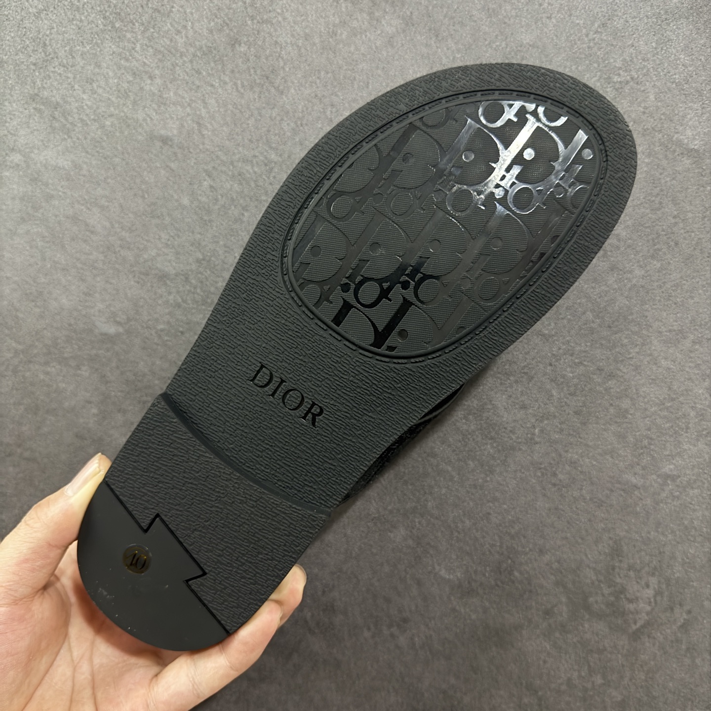 图片[9]-【外贸版】Dior迪奥Alias 小牛皮 圆头平底一字拖鞋 男款 米色拖鞋 凉鞋 原版购入开发 做货 这款 Dior Alias 凉鞋致敬运动风格经典标识，彰显 Dior 的高订精神。采用黑色橡胶精心制作，Oblique 印花鞋面，饰以同色调牛皮革细节提升格调。橡胶鞋底融入多种元素，饰以 Dior 标志更显精致，彰显未来主义风格。可与短裤或牛仔裤搭配穿着 尺码：39 40 41 42 43 44 45-选品中心