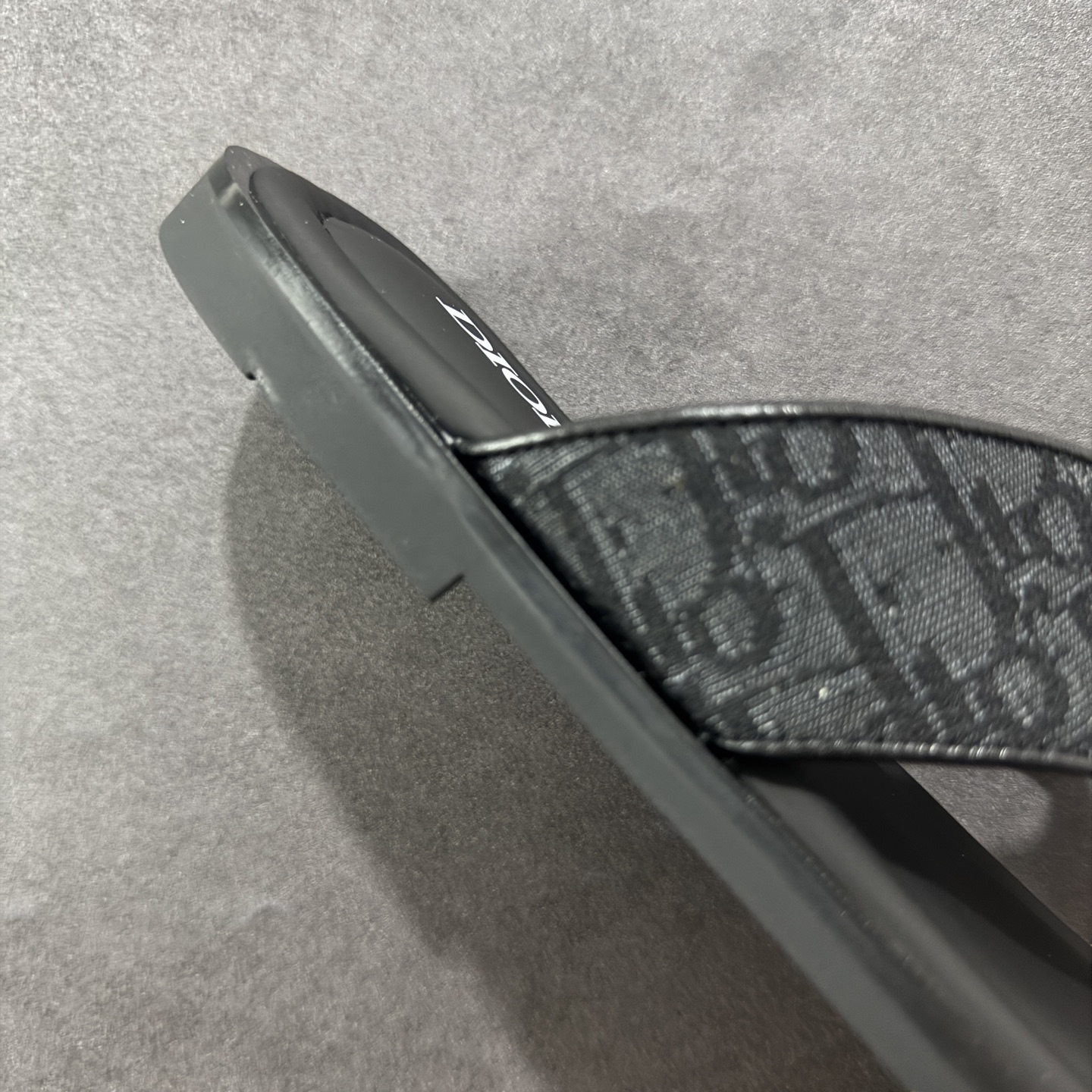 图片[6]-【外贸版】Dior迪奥Alias 小牛皮 圆头平底一字拖鞋 男款 米色拖鞋 凉鞋 原版购入开发 做货 这款 Dior Alias 凉鞋致敬运动风格经典标识，彰显 Dior 的高订精神。采用黑色橡胶精心制作，Oblique 印花鞋面，饰以同色调牛皮革细节提升格调。橡胶鞋底融入多种元素，饰以 Dior 标志更显精致，彰显未来主义风格。可与短裤或牛仔裤搭配穿着 尺码：39 40 41 42 43 44 45-选品中心