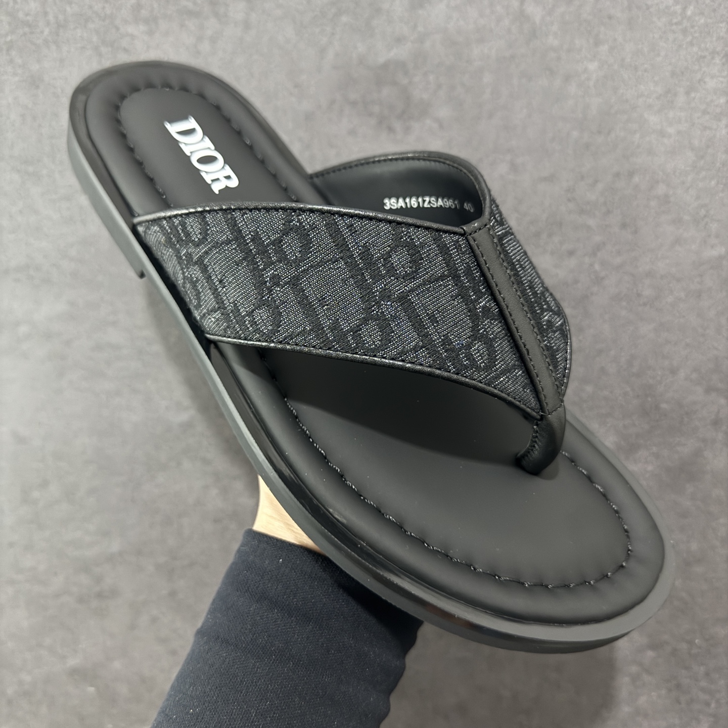 图片[3]-【外贸版】Dior迪奥Alias 小牛皮 圆头平底一字拖鞋 男款 米色拖鞋 凉鞋 原版购入开发 做货 这款 Dior Alias 凉鞋致敬运动风格经典标识，彰显 Dior 的高订精神。采用黑色橡胶精心制作，Oblique 印花鞋面，饰以同色调牛皮革细节提升格调。橡胶鞋底融入多种元素，饰以 Dior 标志更显精致，彰显未来主义风格。可与短裤或牛仔裤搭配穿着 尺码：39 40 41 42 43 44 45-选品中心