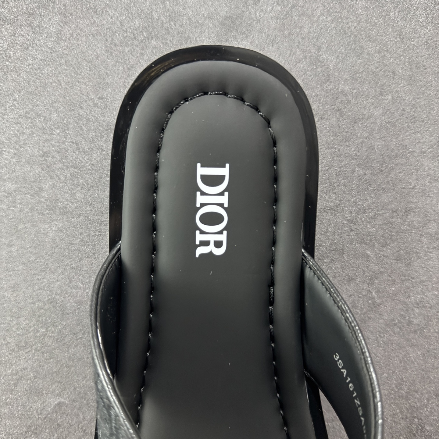 图片[7]-【外贸版】Dior迪奥Alias 小牛皮 圆头平底一字拖鞋 男款 米色拖鞋 凉鞋 原版购入开发 做货 这款 Dior Alias 凉鞋致敬运动风格经典标识，彰显 Dior 的高订精神。采用黑色橡胶精心制作，Oblique 印花鞋面，饰以同色调牛皮革细节提升格调。橡胶鞋底融入多种元素，饰以 Dior 标志更显精致，彰显未来主义风格。可与短裤或牛仔裤搭配穿着 尺码：39 40 41 42 43 44 45-选品中心
