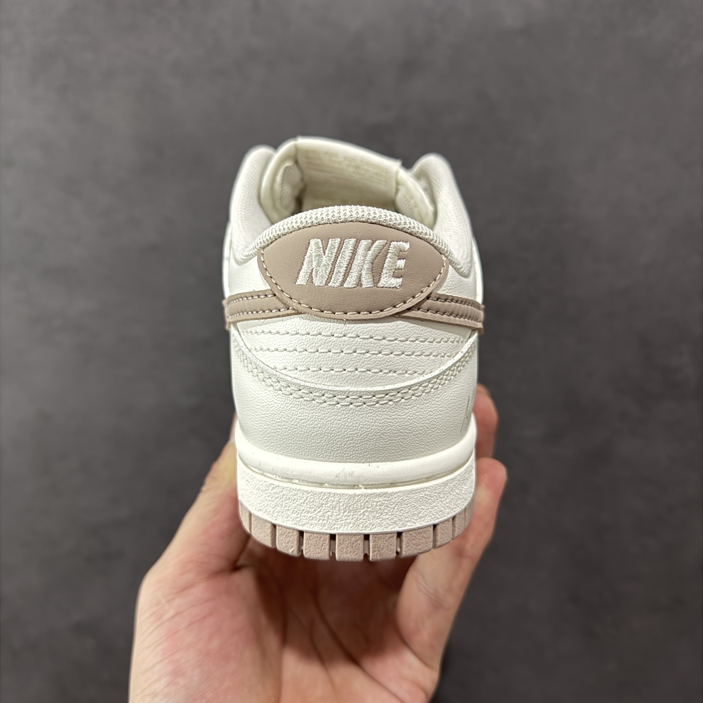 图片[4]-【YC纯原版】Nike Dunk Low 摩卡慕斯 当清晨的杏仁奶白，温柔覆盖经典轮廓。侧翼Swoosh摩卡慕斯色如倾泻的暖阳，将醇厚风韵悄然诉说。步履之间，踏着的是微醺的甜蜜时光。后跟轻缀的\”MOCHA\”，是此刻柔软的署名，暖意先行，步调至雅。用温柔的色调革命，轻松驾驭高级松弛感。 货号： WG0212-014 尺码： 35.5 36 36.5 37.5 38 38.5 39 40-选品中心