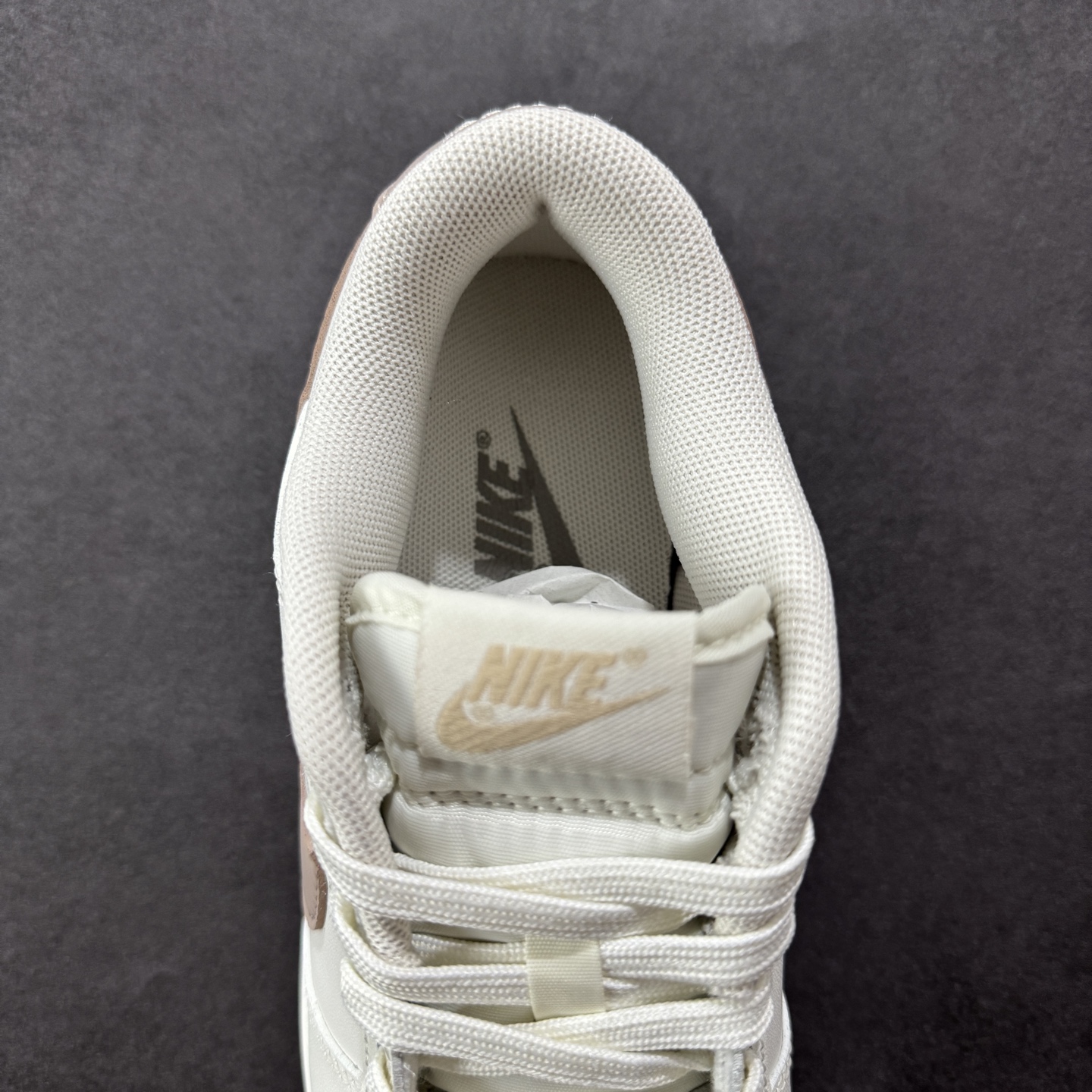 图片[7]-【YC纯原版】Nike Dunk Low 摩卡慕斯 当清晨的杏仁奶白，温柔覆盖经典轮廓。侧翼Swoosh摩卡慕斯色如倾泻的暖阳，将醇厚风韵悄然诉说。步履之间，踏着的是微醺的甜蜜时光。后跟轻缀的\”MOCHA\”，是此刻柔软的署名，暖意先行，步调至雅。用温柔的色调革命，轻松驾驭高级松弛感。 货号： WG0212-014 尺码： 35.5 36 36.5 37.5 38 38.5 39 40-选品中心