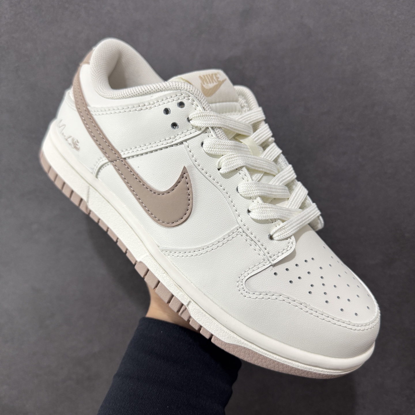 图片[3]-【YC纯原版】Nike Dunk Low 摩卡慕斯 当清晨的杏仁奶白，温柔覆盖经典轮廓。侧翼Swoosh摩卡慕斯色如倾泻的暖阳，将醇厚风韵悄然诉说。步履之间，踏着的是微醺的甜蜜时光。后跟轻缀的\”MOCHA\”，是此刻柔软的署名，暖意先行，步调至雅。用温柔的色调革命，轻松驾驭高级松弛感。 货号： WG0212-014 尺码： 35.5 36 36.5 37.5 38 38.5 39 40-选品中心