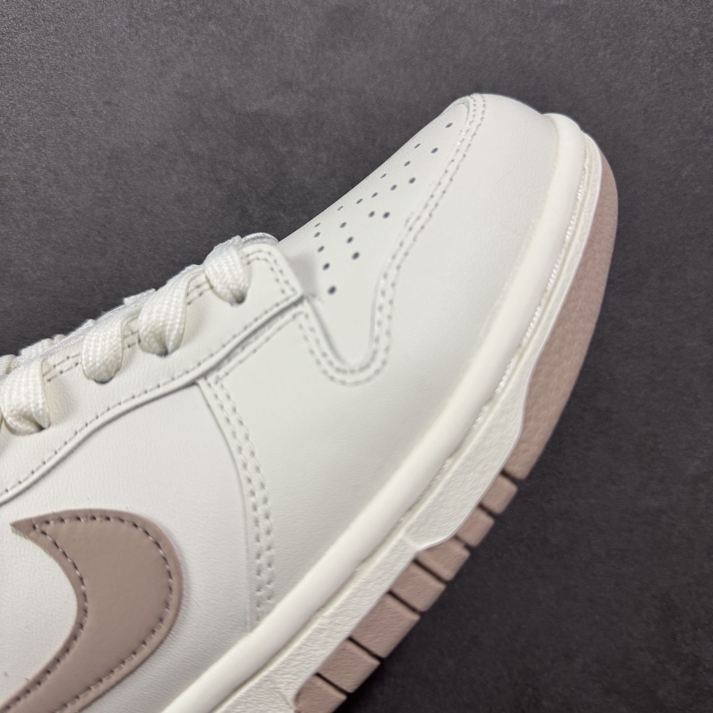 图片[5]-【YC纯原版】Nike Dunk Low 摩卡慕斯 当清晨的杏仁奶白，温柔覆盖经典轮廓。侧翼Swoosh摩卡慕斯色如倾泻的暖阳，将醇厚风韵悄然诉说。步履之间，踏着的是微醺的甜蜜时光。后跟轻缀的\”MOCHA\”，是此刻柔软的署名，暖意先行，步调至雅。用温柔的色调革命，轻松驾驭高级松弛感。 货号： WG0212-014 尺码： 35.5 36 36.5 37.5 38 38.5 39 40-选品中心