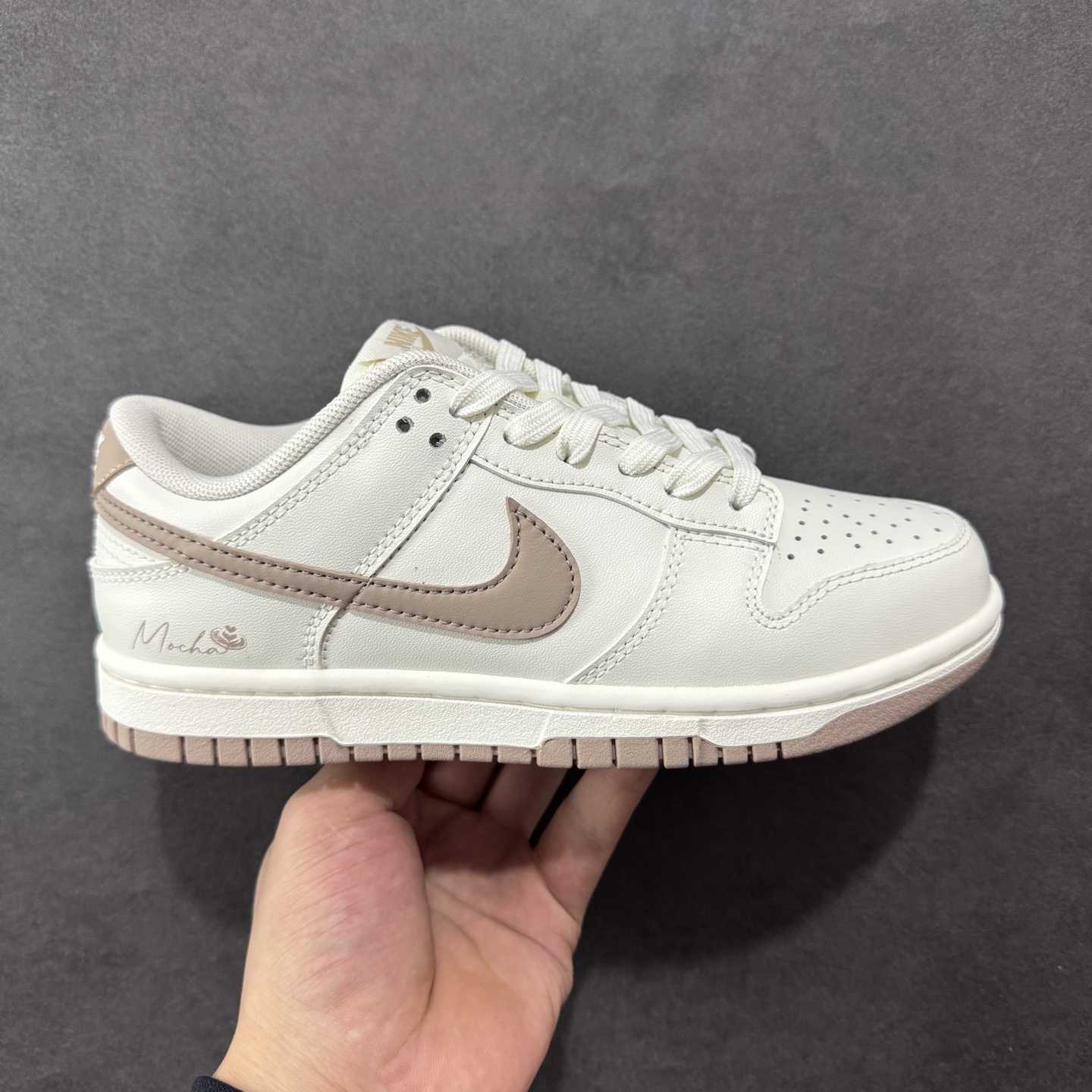 【YC纯原版】Nike Dunk Low 摩卡慕斯 当清晨的杏仁奶白,温柔覆盖经典轮廓。侧翼Swoosh摩卡慕斯色如倾泻的暖阳,将醇厚风韵悄然诉说。步履之间,踏着的是微醺的甜蜜时光。后跟轻缀的\