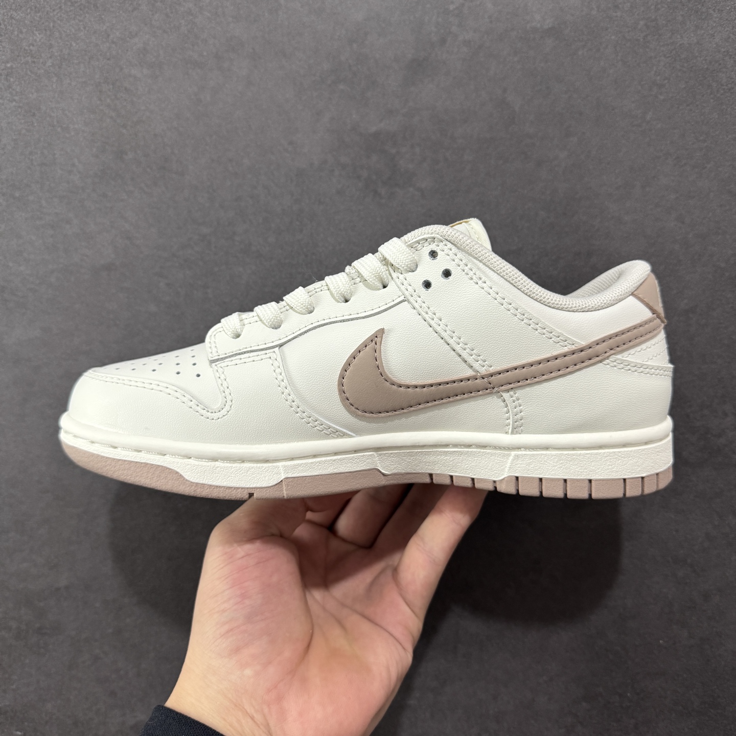 图片[2]-【YC纯原版】Nike Dunk Low 摩卡慕斯 当清晨的杏仁奶白，温柔覆盖经典轮廓。侧翼Swoosh摩卡慕斯色如倾泻的暖阳，将醇厚风韵悄然诉说。步履之间，踏着的是微醺的甜蜜时光。后跟轻缀的\”MOCHA\”，是此刻柔软的署名，暖意先行，步调至雅。用温柔的色调革命，轻松驾驭高级松弛感。 货号： WG0212-014 尺码： 35.5 36 36.5 37.5 38 38.5 39 40-选品中心