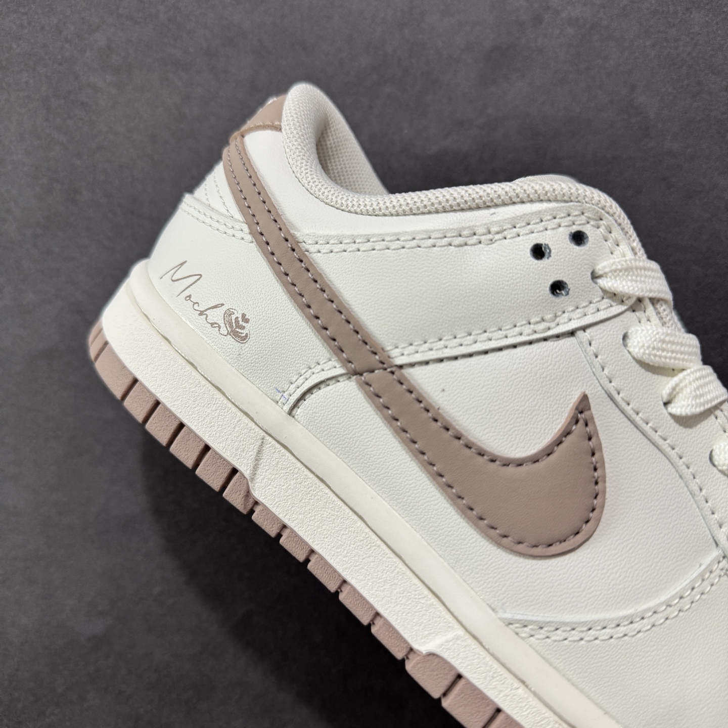图片[6]-【YC纯原版】Nike Dunk Low 摩卡慕斯 当清晨的杏仁奶白，温柔覆盖经典轮廓。侧翼Swoosh摩卡慕斯色如倾泻的暖阳，将醇厚风韵悄然诉说。步履之间，踏着的是微醺的甜蜜时光。后跟轻缀的\”MOCHA\”，是此刻柔软的署名，暖意先行，步调至雅。用温柔的色调革命，轻松驾驭高级松弛感。 货号： WG0212-014 尺码： 35.5 36 36.5 37.5 38 38.5 39 40-选品中心