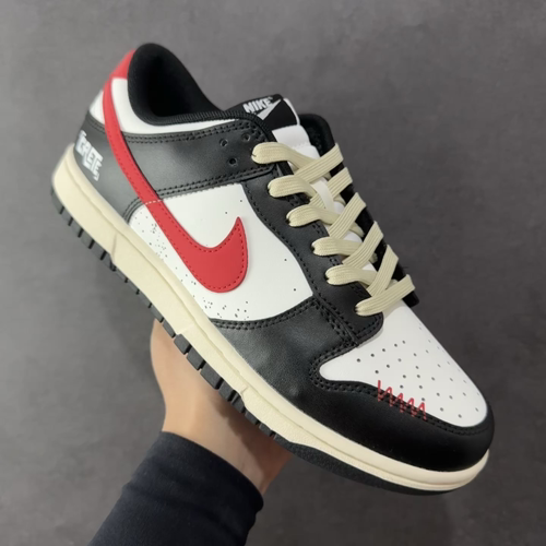  
【定制版】Nike Dunk Low 黑焰 黑红色
当经典黑白撞裂酒红火焰尾，纯黑鞋面为画布，雪白中