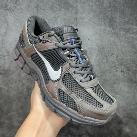 
NK Zoom Vomero 5 
佛莫罗5代系列经典复古运动慢跑鞋 HF5493-201

市售最