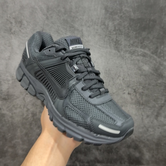  
【纯原】NK Zoom Vomero 5 
佛莫罗5代系列经典复古运动慢跑鞋 碳灰 BV1358-0