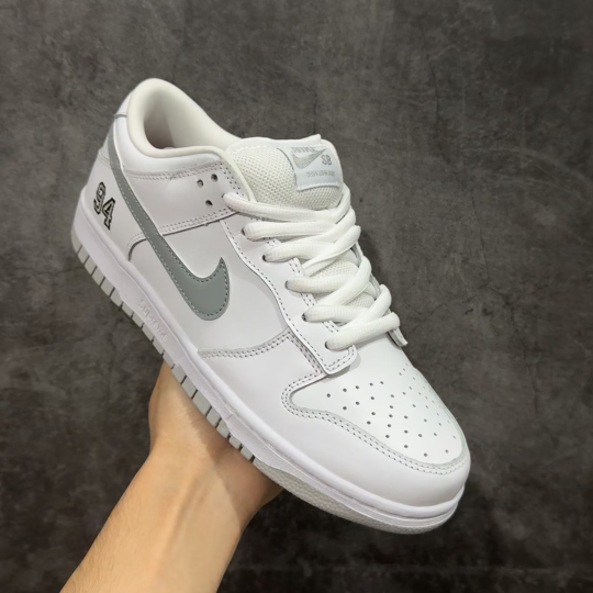 【纯原】 Supreme x Nike SB DUNK 低帮联名板鞋 货号：HQ8487-100国内一线