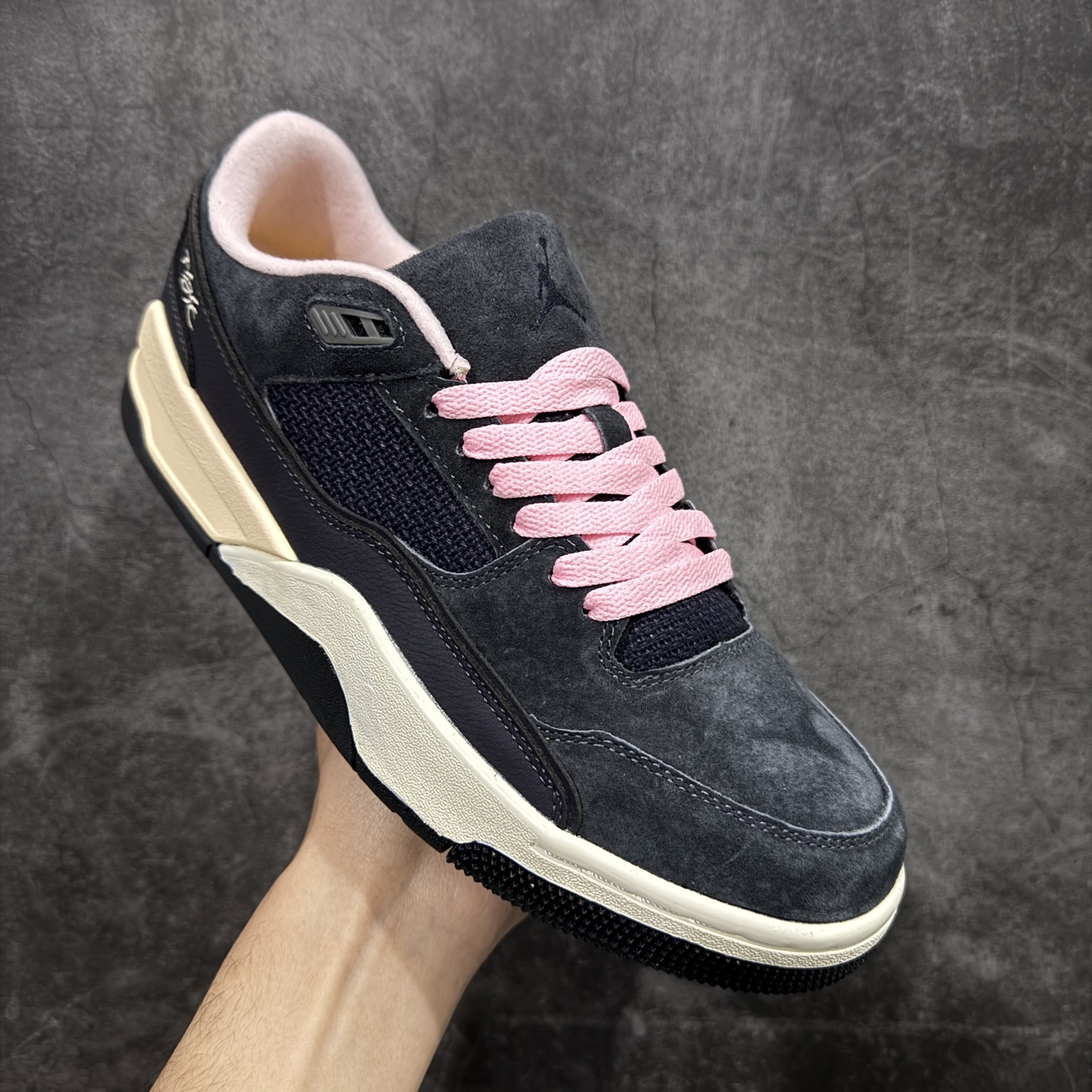 图片[3]-【纯原版】Air Jordan 4 Retro Flight Court 低帮 黑粉 AJ4 乔丹4代 aj4 乔4 低邦 黑粉 乔丹篮球鞋系列 目前市场最正确版本 头层翻毛＋头层皮 区别市场通货 正确针织鞋码效果 版型完美 正确私模大底 鞋款整体以黑色翻毛皮打造，搭配侧身黑色麂皮框架，鞋舌及后跟Jumpman Logo分别采用黑色、灰色刺绣点缀，后跟侧身Flighth字样也辅以灰色刺绣呈现，秉承轻量化的速度型篮球鞋设计思想完成设计，降低重量的同时提升舒适度，中底延续前作使用了分离式后掌可视化Air Soleb气垫。鞋带孔和后跟鞋提以籃网为造型灵感，将篮球运动巧妙融入到鞋款的设计之中，使鞋身整体富有流动性、节奏感和优雅气质。 货号：HF3255-012 尺码：36 36.5 37.5 38 38.5 39 40 40.5 41 42 42.5 43 44 44.5 45-选品中心