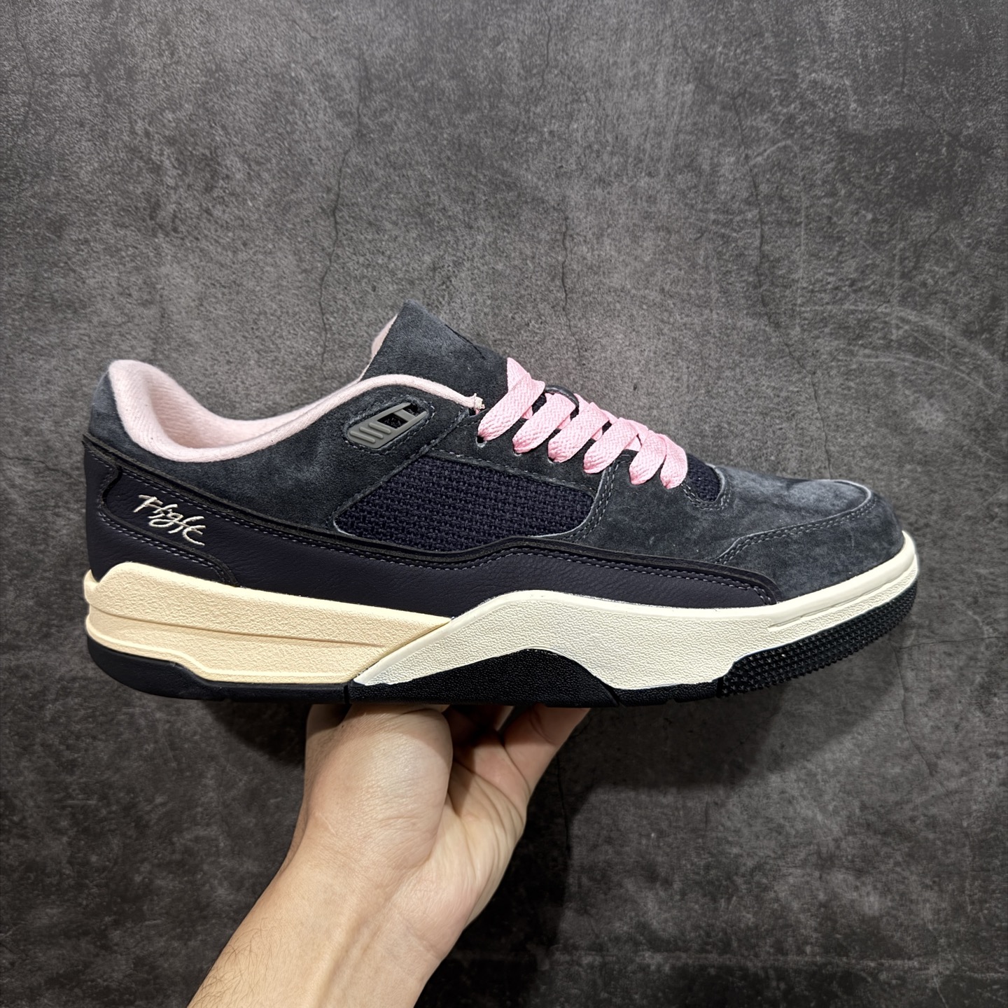 【纯原版】Air Jordan 4 Retro Flight Court 低帮 黑粉 AJ4 乔丹4代 aj4 乔4 低邦 黑粉 乔丹篮球鞋系列 目前市场最正确版本 头层翻毛＋头层皮 区别市场通货 正确针织鞋码效果 版型完美 正确私模大底 鞋款整体以黑色翻毛皮打造，搭配侧身黑色麂皮框架，鞋舌及后跟Jumpman Logo分别采用黑色、灰色刺绣点缀，后跟侧身Flighth字样也辅以灰色刺绣呈现，秉承轻量化的速度型篮球鞋设计思想完成设计，降低重量的同时提升舒适度，中底延续前作使用了分离式后掌可视化Air Soleb气垫。鞋带孔和后跟鞋提以籃网为造型灵感，将篮球运动巧妙融入到鞋款的设计之中，使鞋身整体富有流动性、节奏感和优雅气质。 货号：HF3255-012 尺码：36 36.5 37.5 38 38.5 39 40 40.5 41 42 42.5 43 44 44.5 45-选品中心