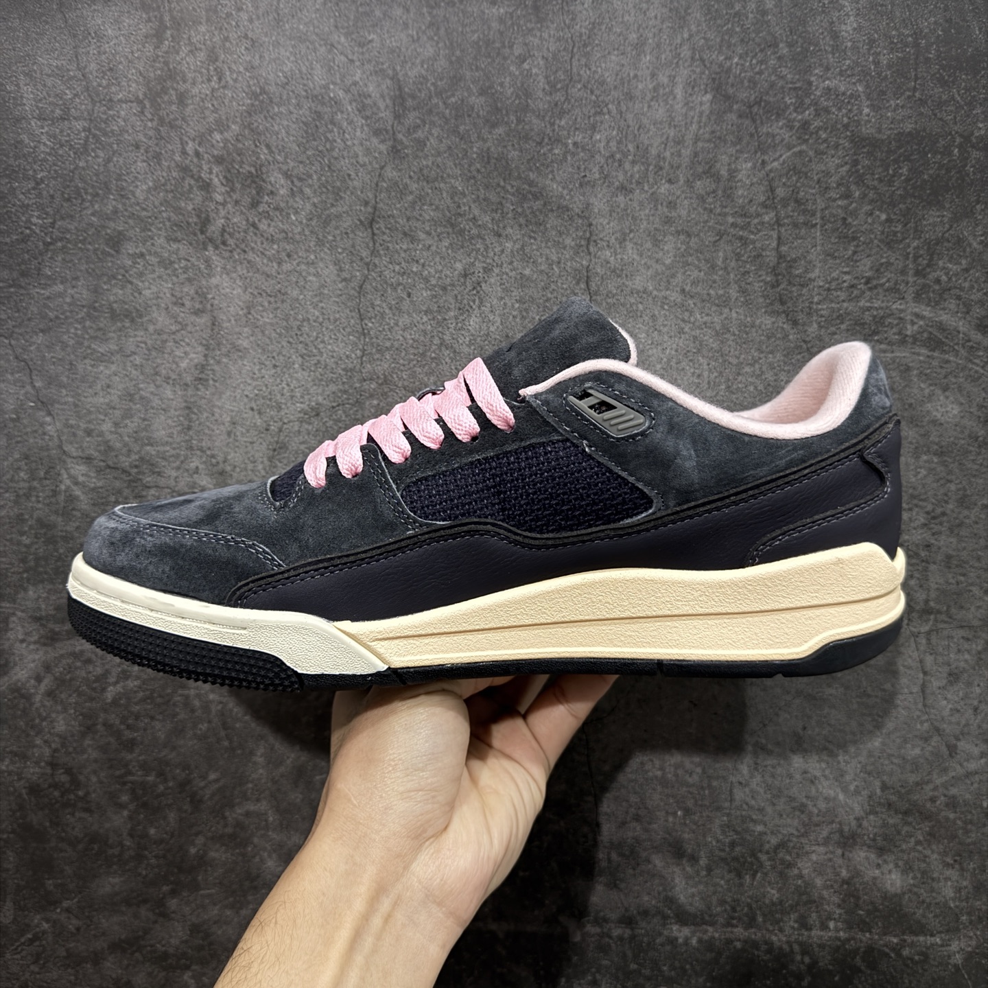 图片[2]-【纯原版】Air Jordan 4 Retro Flight Court 低帮 黑粉 AJ4 乔丹4代 aj4 乔4 低邦 黑粉 乔丹篮球鞋系列 目前市场最正确版本 头层翻毛＋头层皮 区别市场通货 正确针织鞋码效果 版型完美 正确私模大底 鞋款整体以黑色翻毛皮打造，搭配侧身黑色麂皮框架，鞋舌及后跟Jumpman Logo分别采用黑色、灰色刺绣点缀，后跟侧身Flighth字样也辅以灰色刺绣呈现，秉承轻量化的速度型篮球鞋设计思想完成设计，降低重量的同时提升舒适度，中底延续前作使用了分离式后掌可视化Air Soleb气垫。鞋带孔和后跟鞋提以籃网为造型灵感，将篮球运动巧妙融入到鞋款的设计之中，使鞋身整体富有流动性、节奏感和优雅气质。 货号：HF3255-012 尺码：36 36.5 37.5 38 38.5 39 40 40.5 41 42 42.5 43 44 44.5 45-选品中心