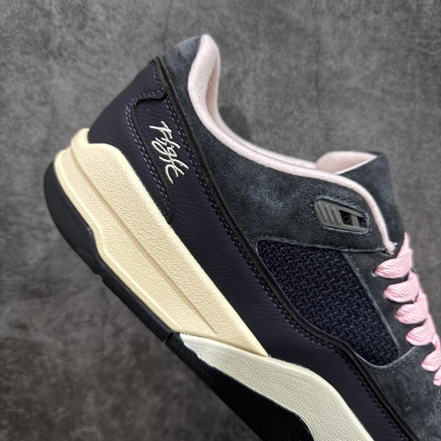 图片[7]-【纯原版】Air Jordan 4 Retro Flight Court 低帮 黑粉 AJ4 乔丹4代 aj4 乔4 低邦 黑粉 乔丹篮球鞋系列 目前市场最正确版本 头层翻毛＋头层皮 区别市场通货 正确针织鞋码效果 版型完美 正确私模大底 鞋款整体以黑色翻毛皮打造，搭配侧身黑色麂皮框架，鞋舌及后跟Jumpman Logo分别采用黑色、灰色刺绣点缀，后跟侧身Flighth字样也辅以灰色刺绣呈现，秉承轻量化的速度型篮球鞋设计思想完成设计，降低重量的同时提升舒适度，中底延续前作使用了分离式后掌可视化Air Soleb气垫。鞋带孔和后跟鞋提以籃网为造型灵感，将篮球运动巧妙融入到鞋款的设计之中，使鞋身整体富有流动性、节奏感和优雅气质。 货号：HF3255-012 尺码：36 36.5 37.5 38 38.5 39 40 40.5 41 42 42.5 43 44 44.5 45-选品中心