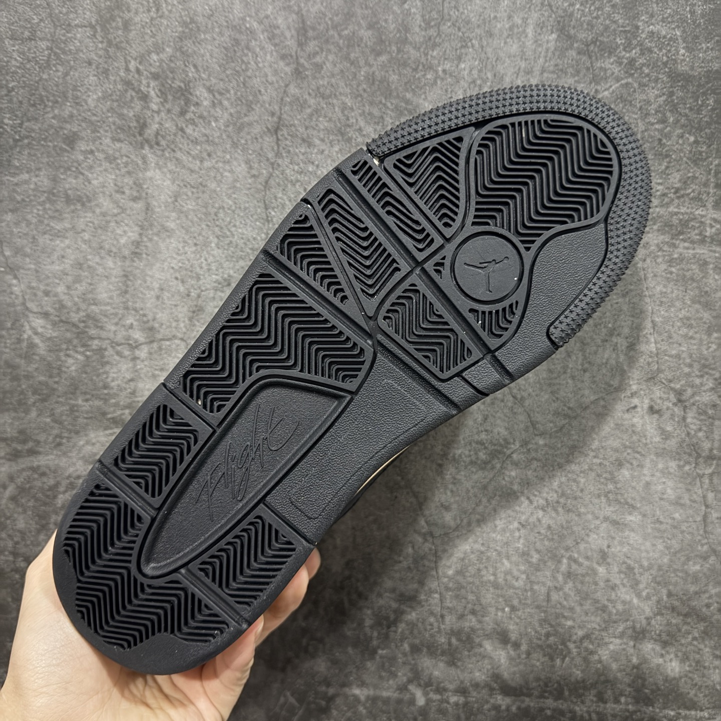 图片[9]-【纯原版】Air Jordan 4 Retro Flight Court 低帮 黑粉 AJ4 乔丹4代 aj4 乔4 低邦 黑粉 乔丹篮球鞋系列 目前市场最正确版本 头层翻毛＋头层皮 区别市场通货 正确针织鞋码效果 版型完美 正确私模大底 鞋款整体以黑色翻毛皮打造，搭配侧身黑色麂皮框架，鞋舌及后跟Jumpman Logo分别采用黑色、灰色刺绣点缀，后跟侧身Flighth字样也辅以灰色刺绣呈现，秉承轻量化的速度型篮球鞋设计思想完成设计，降低重量的同时提升舒适度，中底延续前作使用了分离式后掌可视化Air Soleb气垫。鞋带孔和后跟鞋提以籃网为造型灵感，将篮球运动巧妙融入到鞋款的设计之中，使鞋身整体富有流动性、节奏感和优雅气质。 货号：HF3255-012 尺码：36 36.5 37.5 38 38.5 39 40 40.5 41 42 42.5 43 44 44.5 45-选品中心