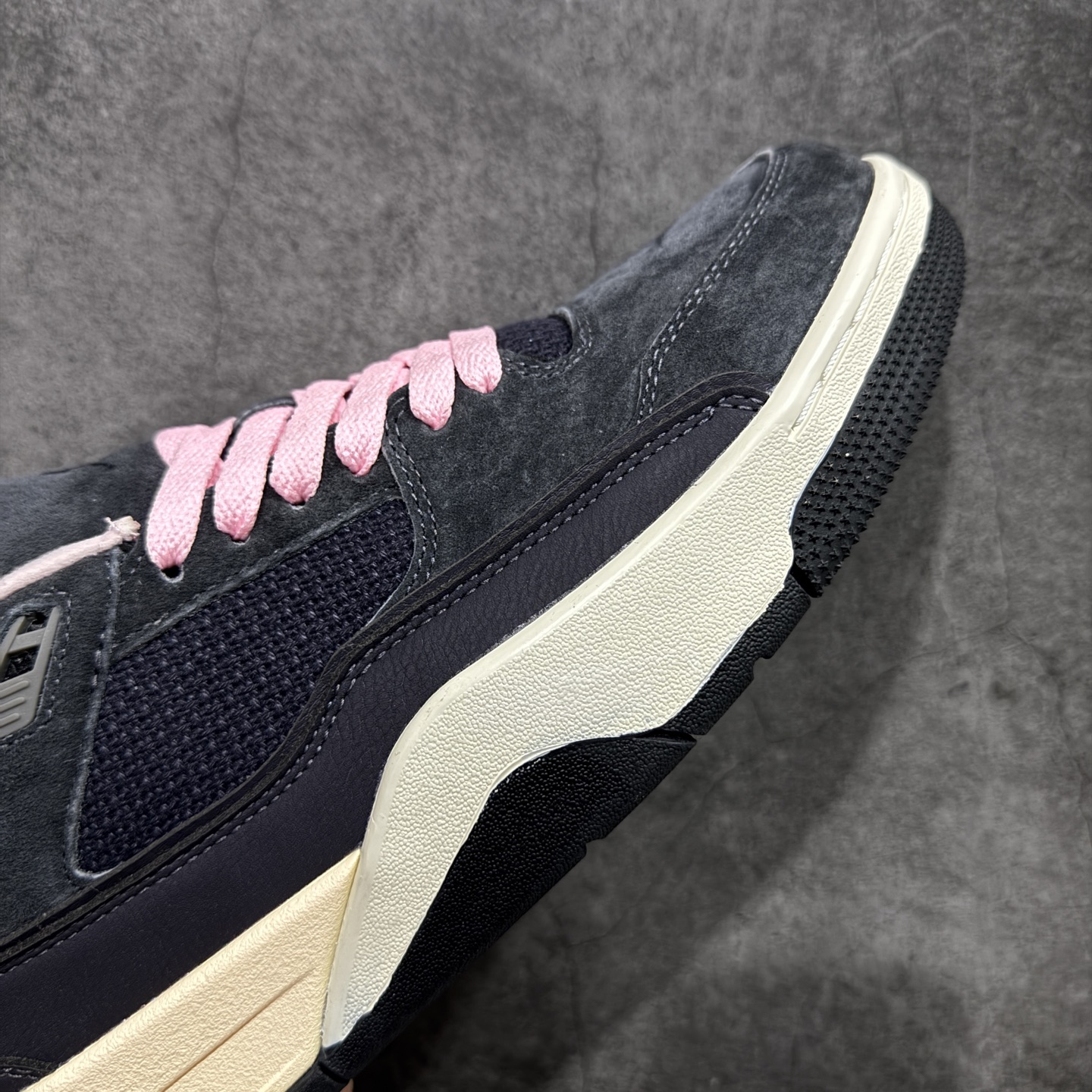 图片[6]-【纯原版】Air Jordan 4 Retro Flight Court 低帮 黑粉 AJ4 乔丹4代 aj4 乔4 低邦 黑粉 乔丹篮球鞋系列 目前市场最正确版本 头层翻毛＋头层皮 区别市场通货 正确针织鞋码效果 版型完美 正确私模大底 鞋款整体以黑色翻毛皮打造，搭配侧身黑色麂皮框架，鞋舌及后跟Jumpman Logo分别采用黑色、灰色刺绣点缀，后跟侧身Flighth字样也辅以灰色刺绣呈现，秉承轻量化的速度型篮球鞋设计思想完成设计，降低重量的同时提升舒适度，中底延续前作使用了分离式后掌可视化Air Soleb气垫。鞋带孔和后跟鞋提以籃网为造型灵感，将篮球运动巧妙融入到鞋款的设计之中，使鞋身整体富有流动性、节奏感和优雅气质。 货号：HF3255-012 尺码：36 36.5 37.5 38 38.5 39 40 40.5 41 42 42.5 43 44 44.5 45-选品中心