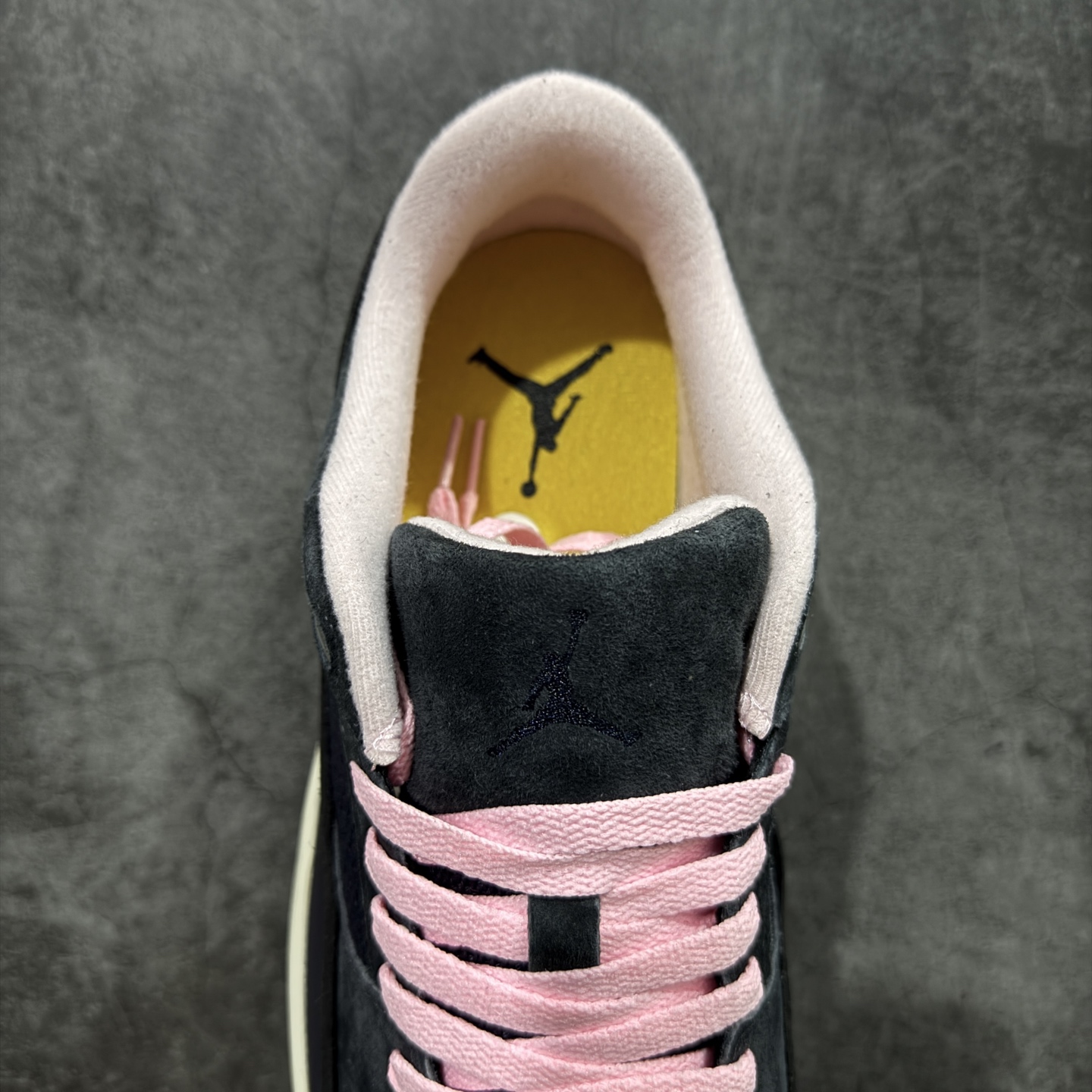 图片[8]-【纯原版】Air Jordan 4 Retro Flight Court 低帮 黑粉 AJ4 乔丹4代 aj4 乔4 低邦 黑粉 乔丹篮球鞋系列 目前市场最正确版本 头层翻毛＋头层皮 区别市场通货 正确针织鞋码效果 版型完美 正确私模大底 鞋款整体以黑色翻毛皮打造，搭配侧身黑色麂皮框架，鞋舌及后跟Jumpman Logo分别采用黑色、灰色刺绣点缀，后跟侧身Flighth字样也辅以灰色刺绣呈现，秉承轻量化的速度型篮球鞋设计思想完成设计，降低重量的同时提升舒适度，中底延续前作使用了分离式后掌可视化Air Soleb气垫。鞋带孔和后跟鞋提以籃网为造型灵感，将篮球运动巧妙融入到鞋款的设计之中，使鞋身整体富有流动性、节奏感和优雅气质。 货号：HF3255-012 尺码：36 36.5 37.5 38 38.5 39 40 40.5 41 42 42.5 43 44 44.5 45-选品中心