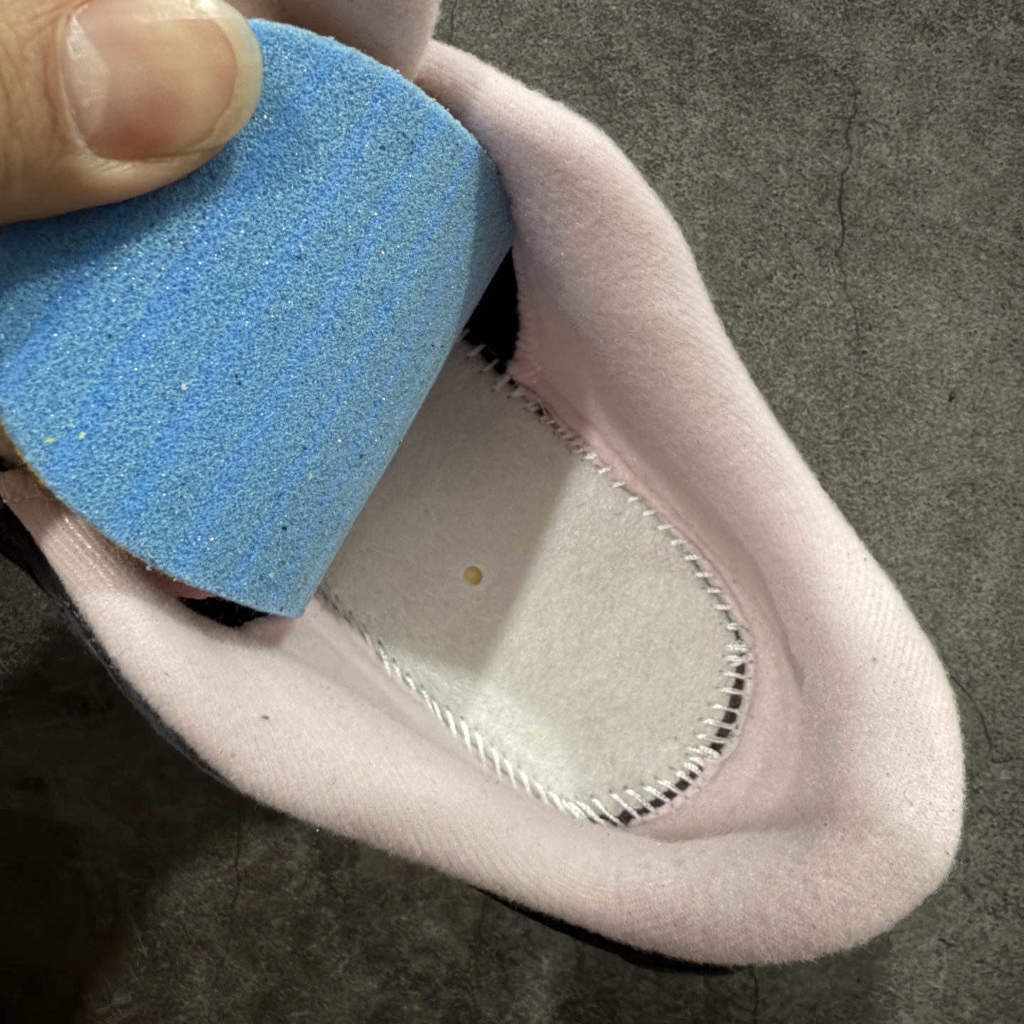 图片[8]-【纯原版】Air Jordan 4 Retro Flight Court 低帮 黑粉 AJ4 乔丹4代 aj4 乔4 低邦 黑粉 乔丹篮球鞋系列 目前市场最正确版本 头层翻毛＋头层皮 区别市场通货 正确针织鞋码效果 版型完美 正确私模大底 鞋款整体以黑色翻毛皮打造，搭配侧身黑色麂皮框架，鞋舌及后跟Jumpman Logo分别采用黑色、灰色刺绣点缀，后跟侧身Flighth字样也辅以灰色刺绣呈现，秉承轻量化的速度型篮球鞋设计思想完成设计，降低重量的同时提升舒适度，中底延续前作使用了分离式后掌可视化Air Soleb气垫。鞋带孔和后跟鞋提以籃网为造型灵感，将篮球运动巧妙融入到鞋款的设计之中，使鞋身整体富有流动性、节奏感和优雅气质。 货号：HF3255-012 尺码：36 36.5 37.5 38 38.5 39 40 40.5 41 42 42.5 43 44 44.5 45-选品中心